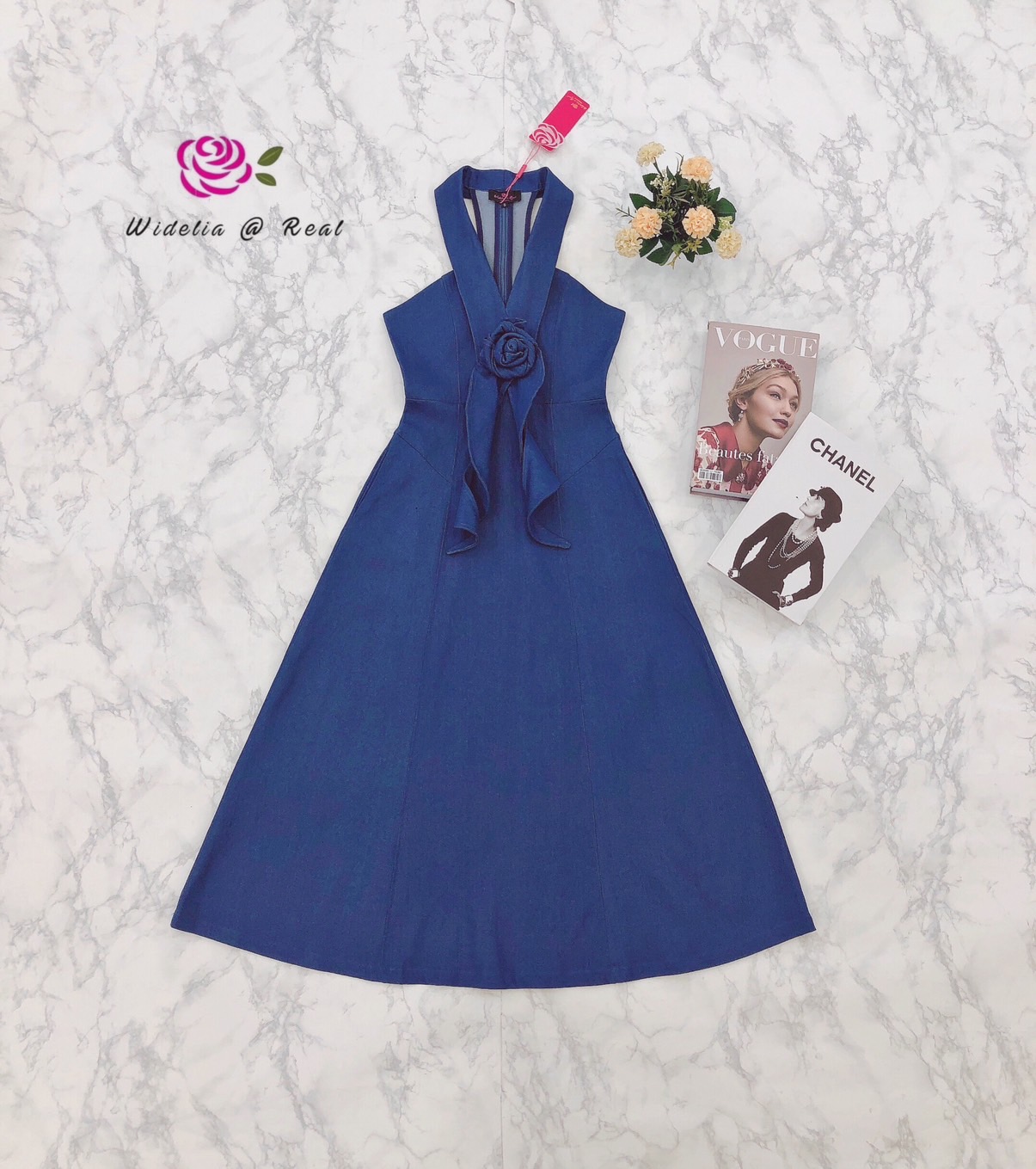 Maxi dress แม็กซี่เดรสตัวยาว อกเย็บดอกไม้ ซิปหลัง เนื้อผ้ายีนส์อย่างดี งานสวยมากๆค่ะชุดนี้ คัตติ้งเนี๊ยบเป๊ะ แนะนำเลย รับรองใส่ออกมาไม่ผิดหวังการันตีให้เลย บอกเลยห้ามพลาดเด็ดขาด งานดีงานสวยแน่นอน