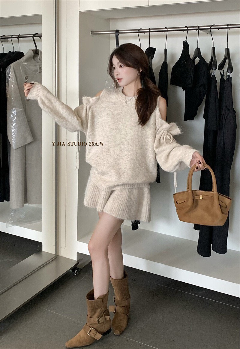 เซท2 ชิ้น เนื้อผ้าไหมพรม ขนฟูๆนิ่มๆ เสื้อแขนยาวเปิดไหล่ แต่งเชืาอผูกโบว์ มาคู่กับ กระโปรง