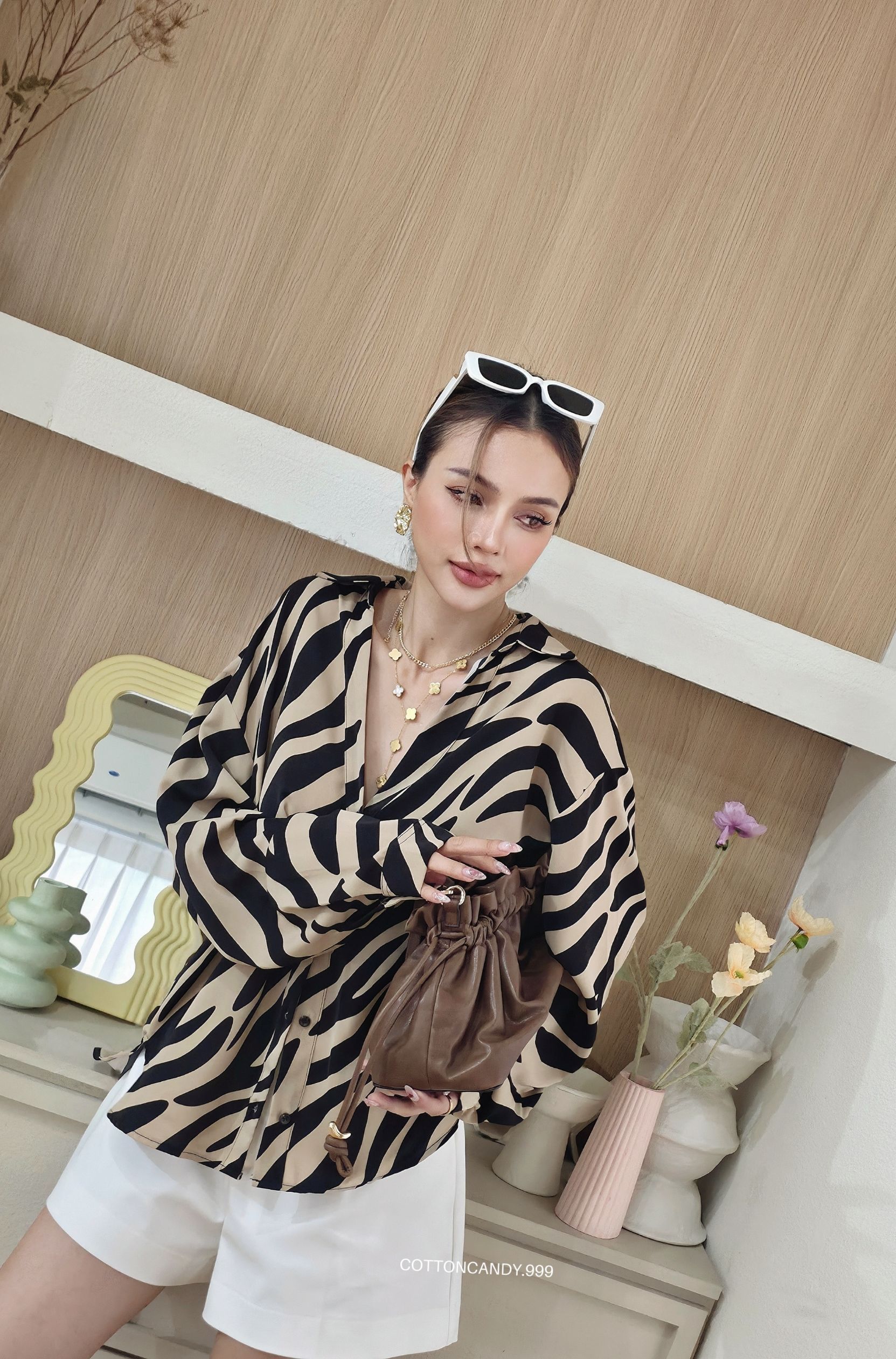 เสื้อเชิ๊ตล่าสุดลายสวยมากๆคร่าาา รุ่นนี้ผ้าสวยใส่สบาย แพทเทิล oversize ใส่สบายสุดๆ โทนสีดีแมทง่ายมากๆคร่าา