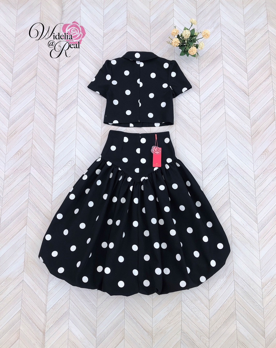 Set เสื้อกับกระโปรงบอลลูน ตัวเสื้อทรงเชิ้ต แขนสั้น ติดกระดุมหน้า เนื้อผ้าลายจุด ผ้าดี มีน้ำหนัก ไม่บาง ตัวกระโปรงยาว เอวสูง ทรงบอลลูน ซิปหลัง รุ่นนี้งานสวย ทรงเป๊ะ คัทติ้งเนี้ยบมากๆค่ะ รับรองใส่ออกมาไม่ผิดหวังการันตีให้เลย บอกเลยห้ามพลาดเด็ดขาดงานดีงานสวย