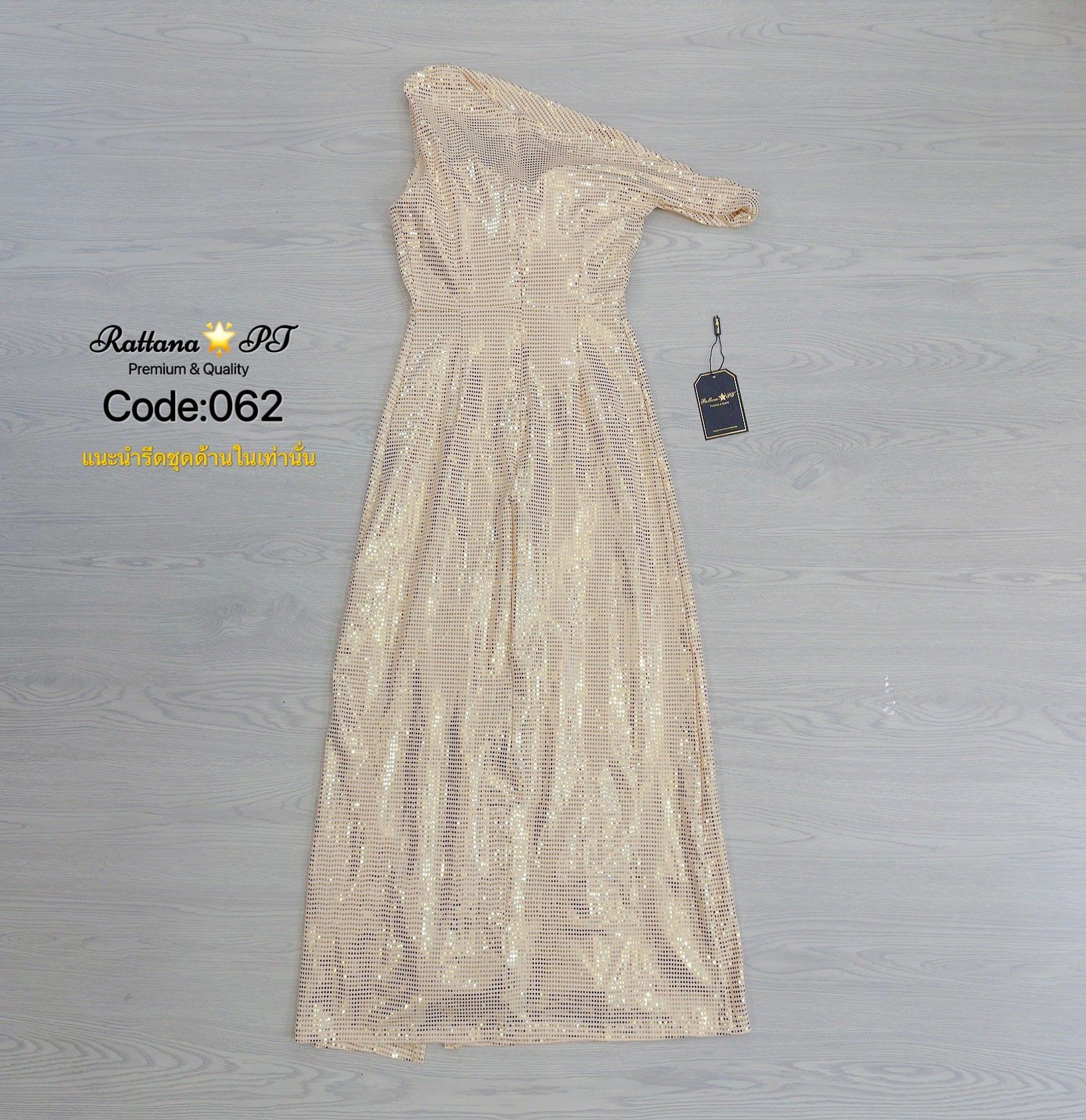 เดรสยาวสีทองสวยหรูดูแพงทรงสวยมาก ผ้าแต่งกริสเตอร์ เนื้อผ้าสวยมาก ผ้ายืดได้ หรูหรามาก มีผ่าด้านหน้าหน้า สวยเก๋ ชุดมีซับใน หน้าอกมีฟองน้ำ มีซิบด้านหลัง ใส่เที่ยวออกงาน ดินเนอร์ งานแต่ง ปาตี้กับเพื่อน ปัง ปัง ปัง ช้าไม่ได้แล้วคร้า ของสวยๆหมดไวจัดด่วน