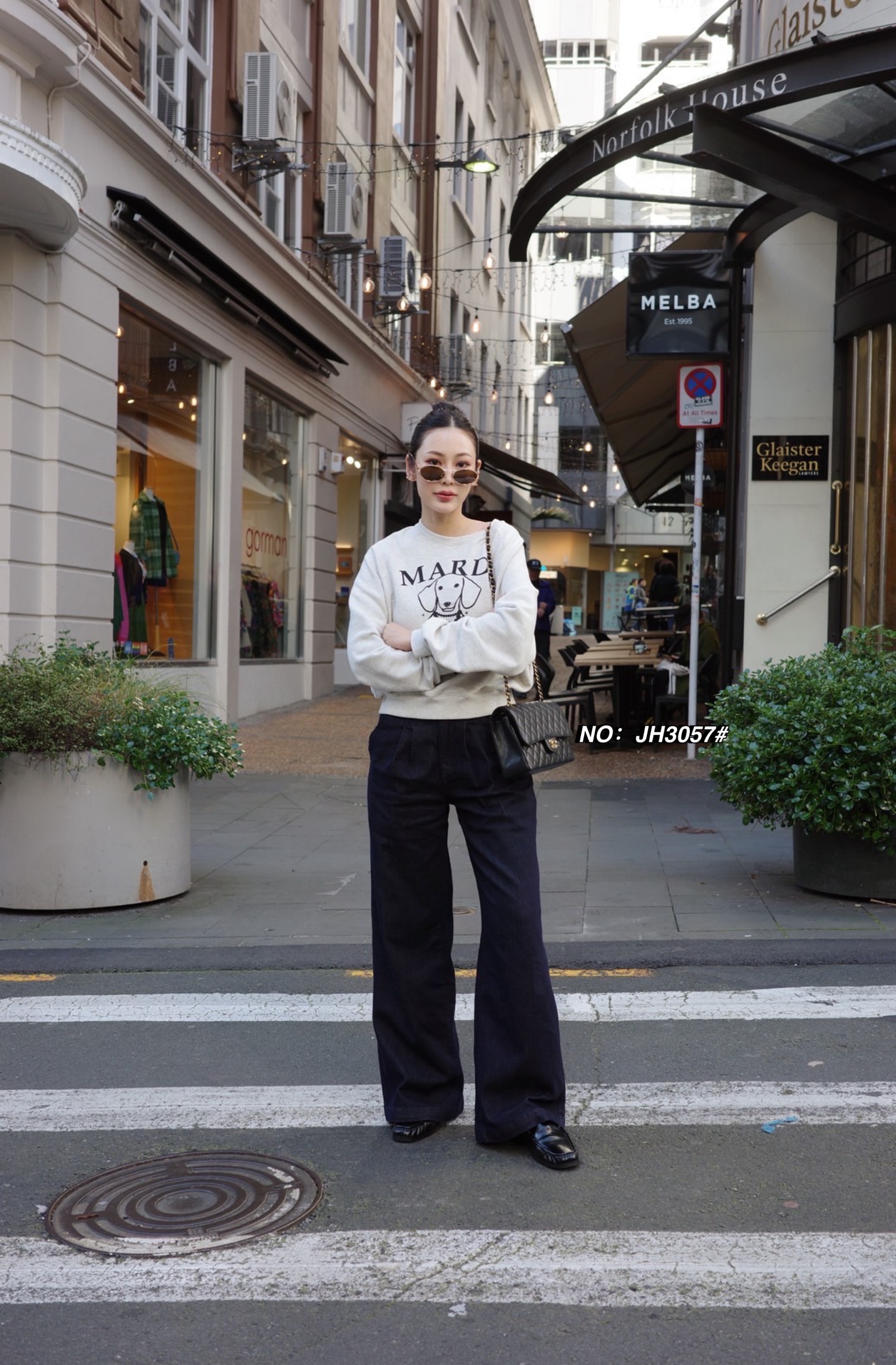【Major Made.】New No. JH3057# -กางเกงยีนส์ทรงขาใหญ่ มาใหม่คะ ทรงนี้ปีนี้มาแรงมากค่ะ ทรงเรียบๆ ปลายขาเย็บ ปลายขากว้าง เก๋มากๆ เอวสูง ใส่ดูเพรียวมาก（ผ้าไม่ยืด) ดีเทลจับจีบหน้า สีกรมสวยมาก ใส่สบายมว๊าก ตัวนี้ใส่ได้ตลอด ควรมีติดตู้กันนะคะ มีแต่ปลื้มค่ะ