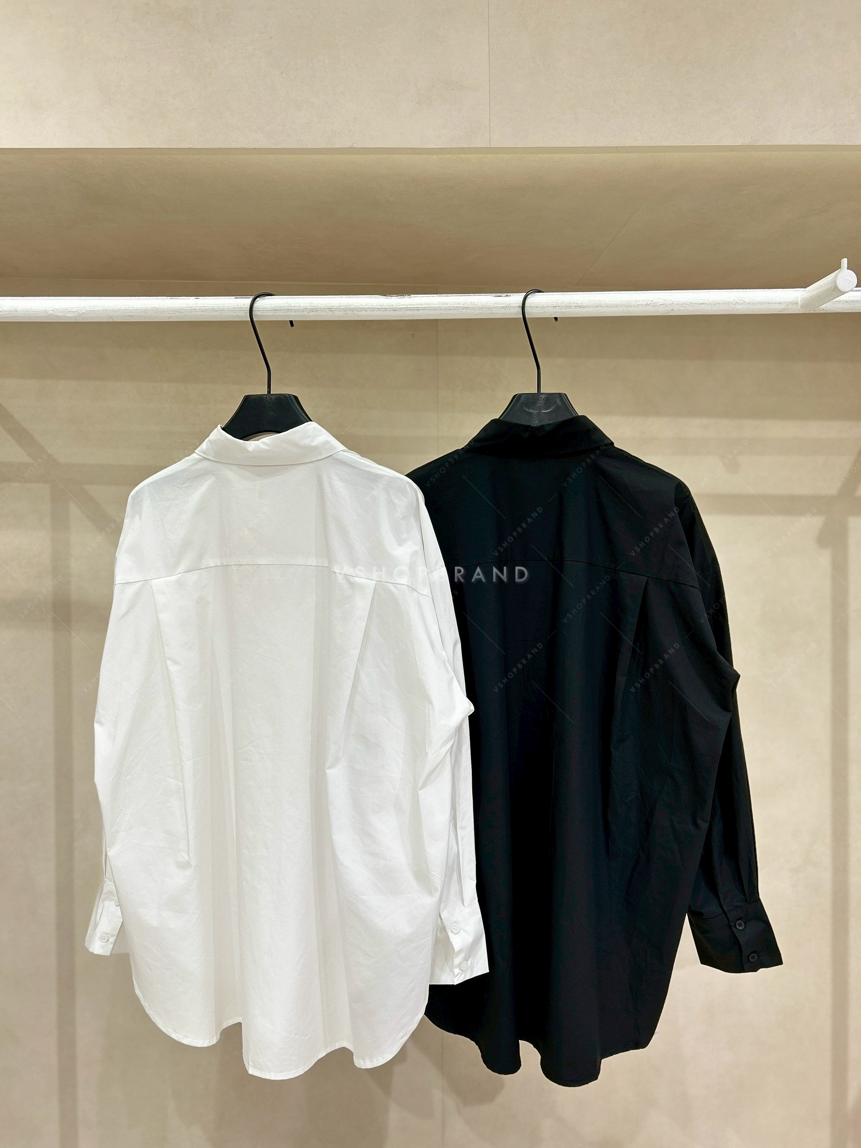 เชิ้ตแขนยาวผ้าพื้นแต่งติดเพชรอัญมณี