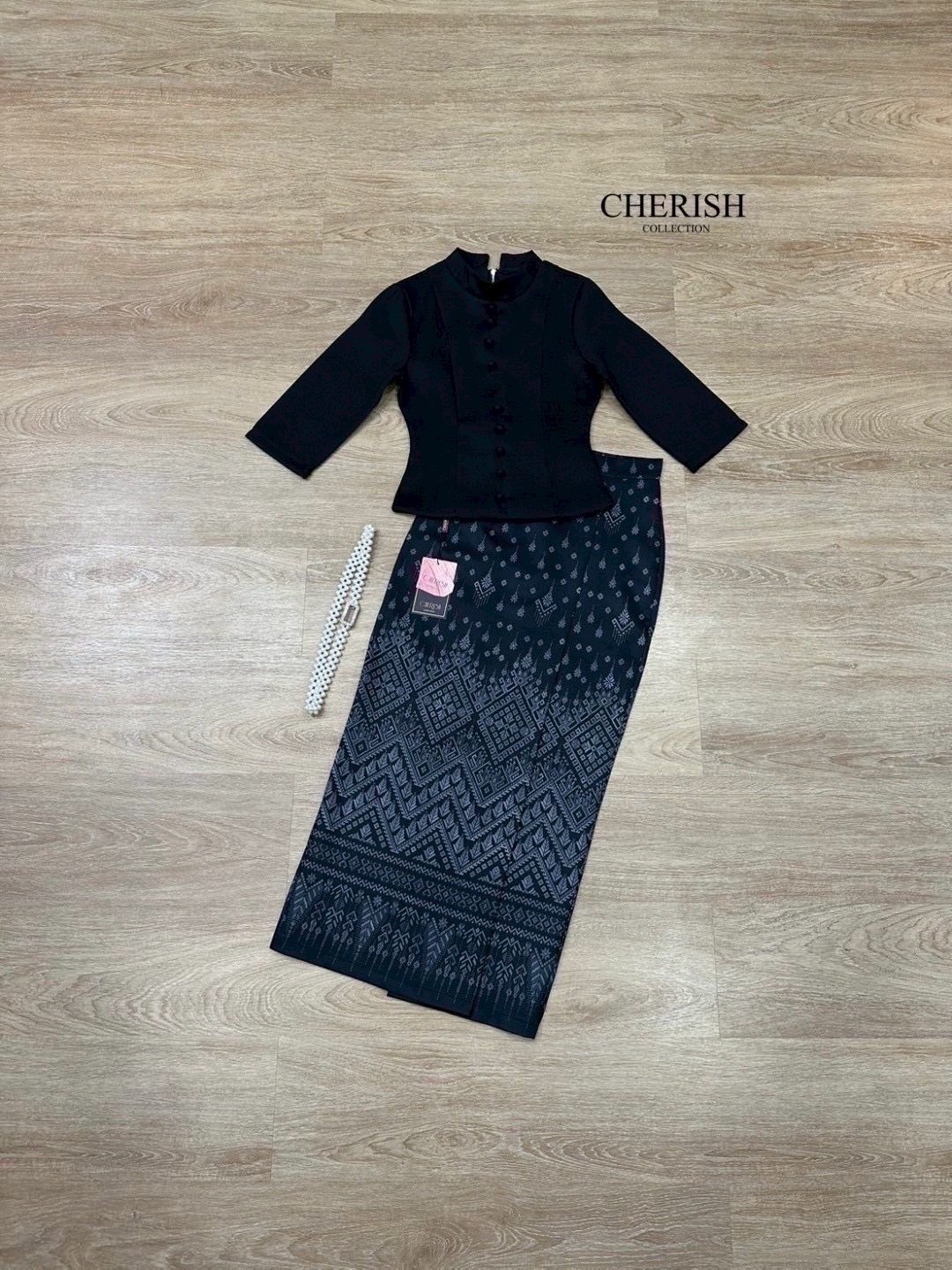 เช็ท 3 ชิ้น ชุดงานบุญ ชุดไทยหรือจะใส่เป็นธีมชุดเพื่อนเจ้าสาวก็เหมาะ ใส่ได้ทุก เทศกาล ดีเทล เสื้อคอกลมแต่งกระดุมเรียง แขน 3 ส่วน เสริมซับในอย่างดี ใส่คู่ผ้าถุงพิมท์ลาย เนื้อผ้าใส่สบาย มีเข็มขัด ไม่ว่าจะออกงานไหน ก็สวยยืนหนึ่งค่ะ