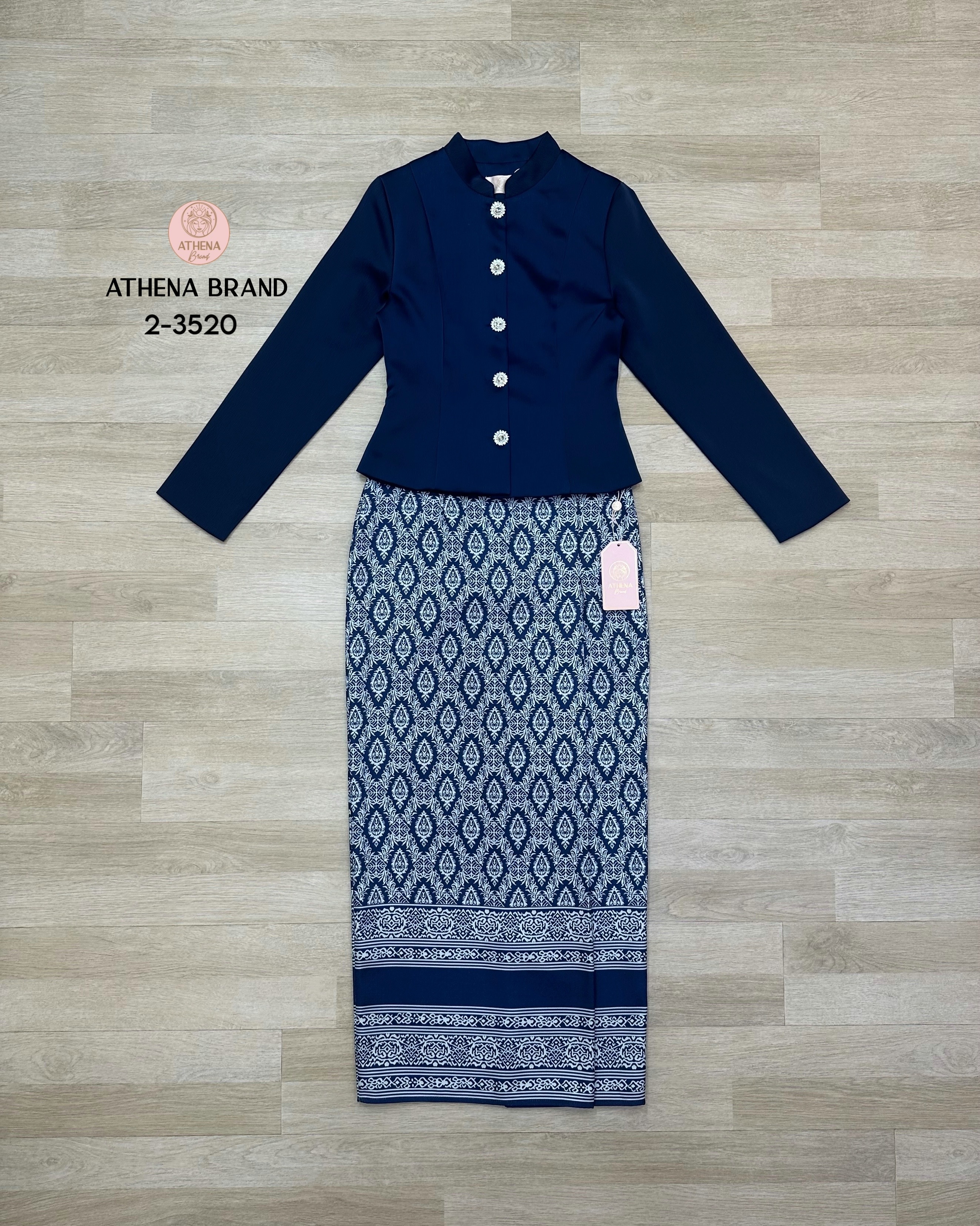 Tag 🔖 :Athena (อธีน่า) Brand Detail :: เสื้อ+กระโปรง เสื้อคอปีนแขนยาวดีไซน์ด้านหน้าแต่งกระดุมเรียงสามารถแกะใช้งานได้จริง มีซับด้านใน แมตช์มาคู่กับกระโปรงพิมพ์ลายป้ายทบคล้ายงานผ้าซิ่นป้ายสำเร็จ ชายกระโปรงด้านหลังผ่า เนื้อผ้าดี๊ดีมีTexture งานมีซับใ