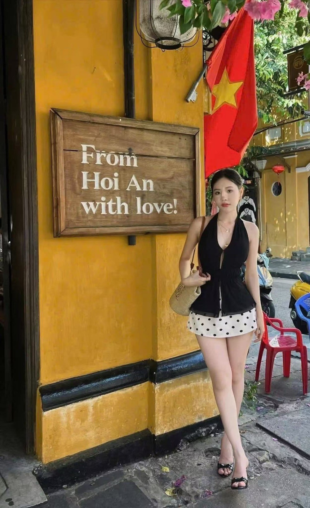 Set.2 ชิ้น เสื้อ+กระโปรง เสื้อคล้องคอสีดำคอวีลึกเนื้อผ้าชีฟอง ด้านหน้าและหลังผูกเชือก (ขอบด้านหลังมีสม๊อก) ชายเสื้อบานเล็กน้อย สายด้านหลังสามารถปรับรูดสายผูกเองได้ ใส่แล้วเซ็กซี่ มาพร้อมกระโปรงเอวสูงทรงเอลายจุด ซิปหลัง มีซับใน