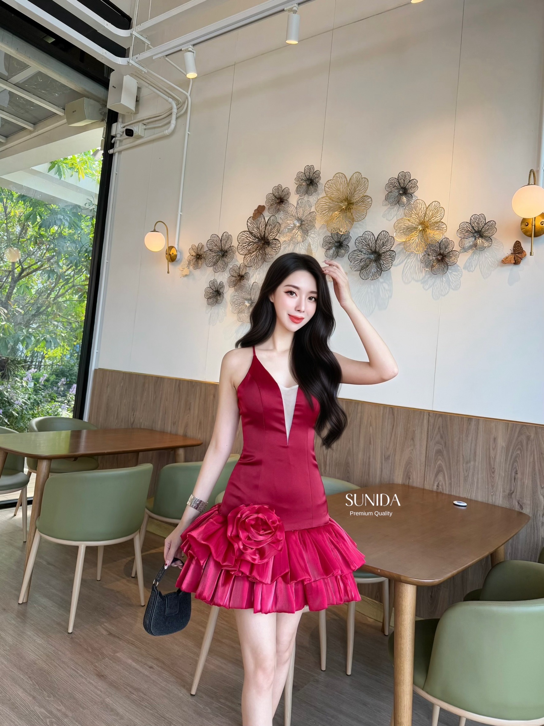 ชุดเดรสสีแดงไวน์ ดอกไม้ใหญ่อลัง ดอกไม้ถอดแยกชิ้นได้ หน้าอกชุดมีพองน้ำสายเสื้อปรับระดับได้ แพตแป๊ะสวย ชุดด้านหลังมีความเว้า ใส่แล้วหุ่นดีมาก มีซีทูตรงหน้าอก ใส่ดินเนอร์ออกงานเรียบหรู มากแม่