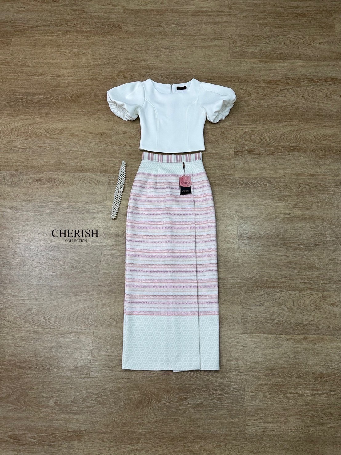 ชุดไทยที่เรียบหรูดูแพง ด้วยชุดนี้ ตัวเสื้อคอกลม แขนตุ๊กตาตัวผ้าถุงเอวสูงลายทางขวางสีชมพูม่วงสลับกันอย่างสวยงามซิบหลัง ผ่าหลังไม่เกินงามเดินสะดวกพร้อมซับในครึ่งตัวไม่ต้องกลัวเรื่องความโป๊แถมเข็มขัดมุกด้วยค่า งามอย่างไทยใจดี ต้องมีนะคะ