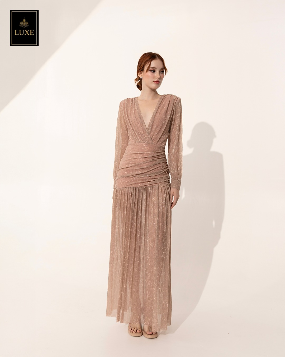 Label : LUXE แม็กซี่เดรสเสื้อคอวีป้าย แขนยาวเสริมไหล่ กระโปรงจับเดรปย่นเข้ารูปตรงสะโพก ต่อชายกระโปรงบาน ผ่าหน้าขา ทำจากผ้าราเม่อัดพลีทผสมดิ้นเมทัลลิก ผ้านุ่ม ยืดหยุ่น ใส่สบาย เล่นแสงสวย มีซิปซ่อนและซับในเต็มตัวค่ะ