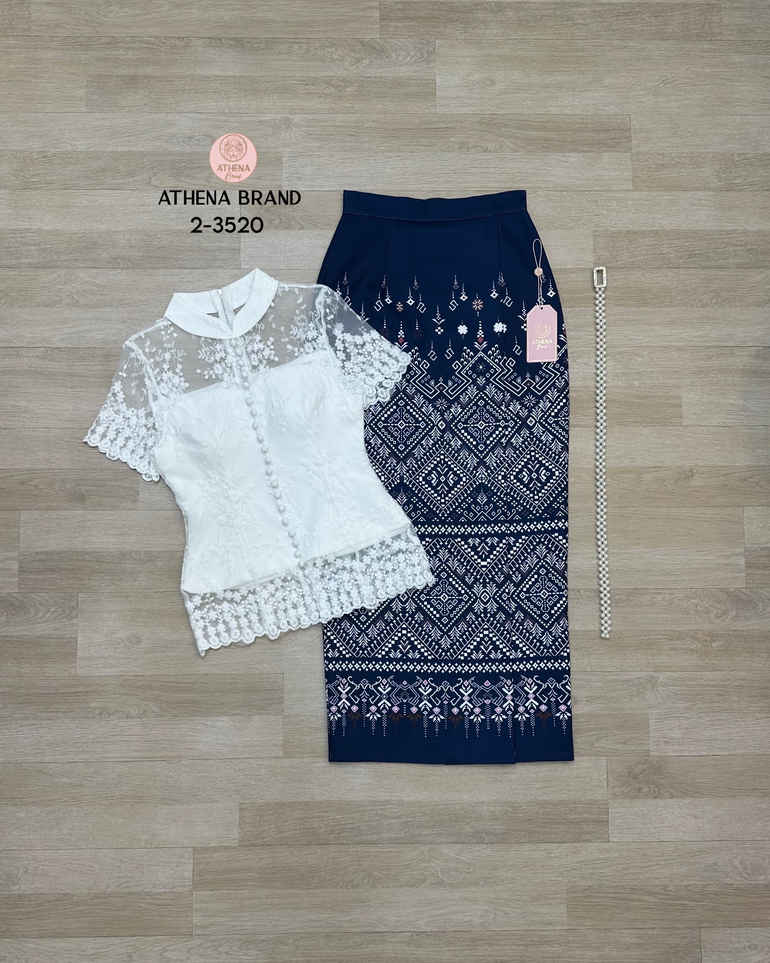 ag 🔖 :Athena (อธีน่า) Brand Detail :: เสื้อ+กระโปรง+เข็มขัด Set 3 ชิ้น เสื้อลูกไม้คอปีนดีไซน์ด้านหน้าแต่งกระดุมเรียงหลอก หน้าอกเสริมฟองน้ำจัดทรงสวย มีซับใน สวมใส่แบบซิปด้านหลัง แมตช์มาคู่กับกระโปรงพิมพ์ลายป้ายทบคล้ายงานผ้าซิ่นป้ายสำเร็จทรงเข้ารูป