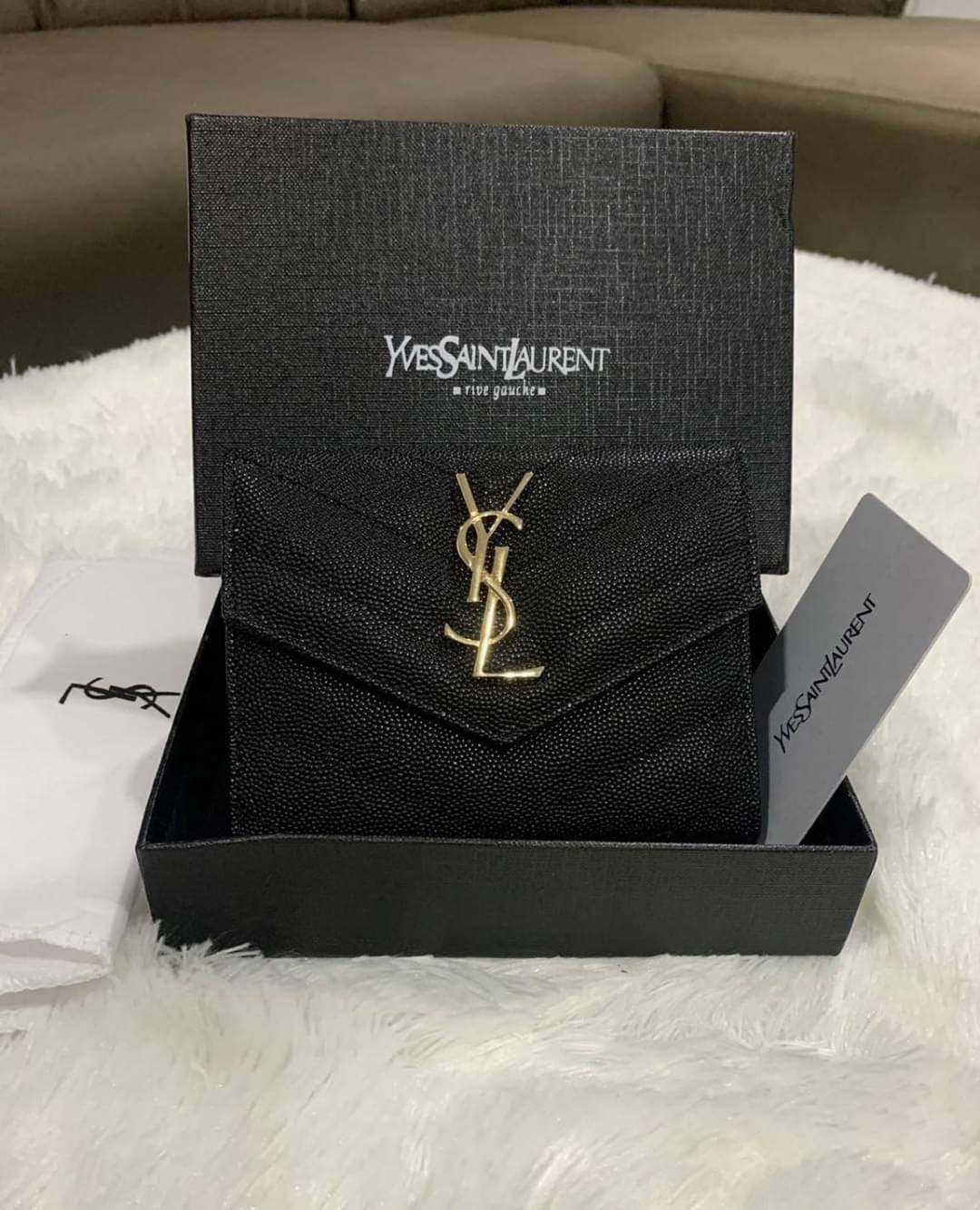 กระเป๋าสตางค์ใบสั้นทรงจดหมายไฮโซแบรนด์เนมอีฟแซงค์พรีเมี่ยมกิ๊ฟหนังแท้คาเวียร์สีดำแะไหล่ทอง SAINT LAURENT YSL BAG VIP GIFT WITH PURCHASE (GWP)
