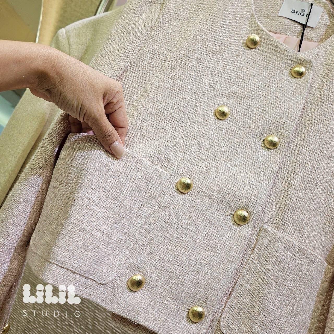 LILIL STUDIO🩷 เบลเซอร์ลินิน Korea style กระดุมทองคู่ กระเป๋าหน้าซับในผ้าลื่น ทรงสวยcuttingเนี้ยบ พร้อมส่งค่ะ