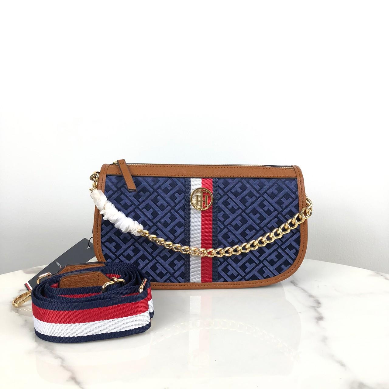 กระเป๋าสะพายไฮโซเท่ห์ ๆ แนวสปอร์ตแบรนด์เนมทอมมี่ 10 นิ้ว TOMMY HILFIGER