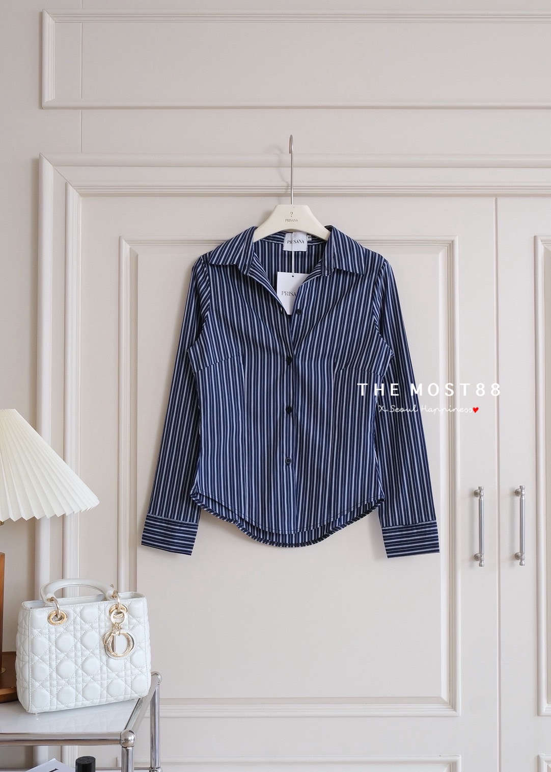 เสื้อเชิ้ตผ้าคอตตอนนิ่ม ลื่น ใส่สบาย ดีเทลตีเกล็ดเข้ารูป ใส่สวยปั้ว ๆ แนะนำให้ลงตรงไซส์ รับรองใส่สวยโช๊ะๆเล้ย เซเลปเขาใส่กันทั่วเลยจ้าทรงนี้ พลาดไม่ได้แล้ว