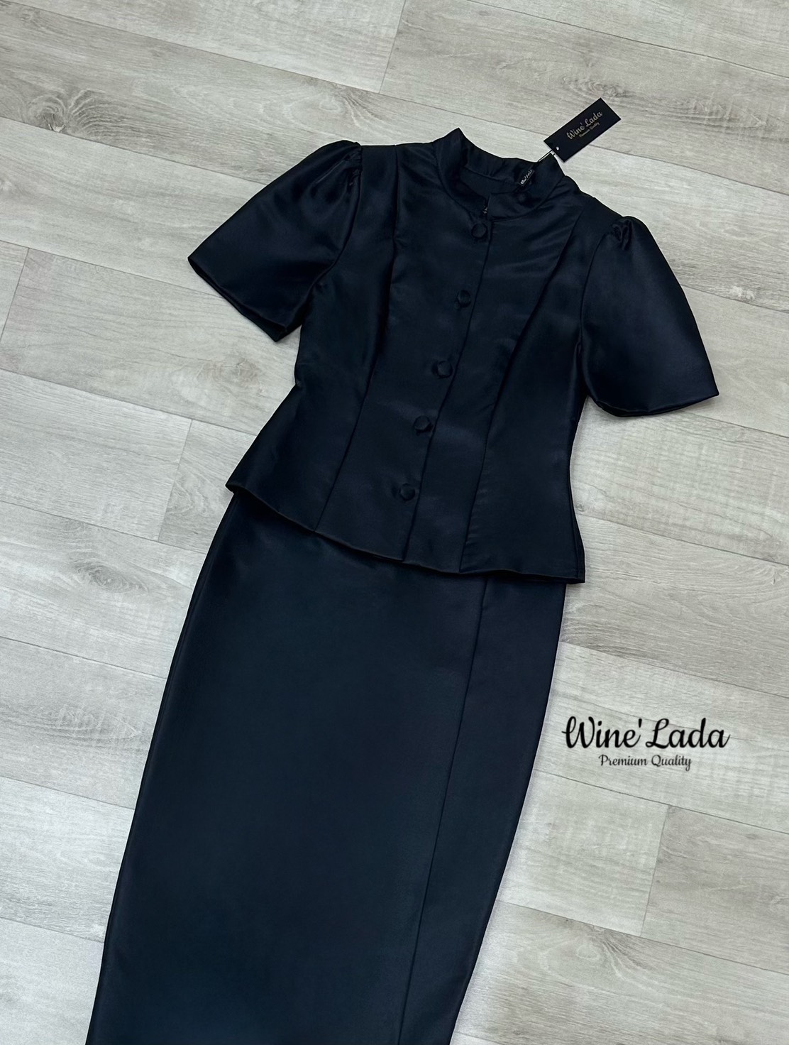 Set 2 Pcs. เซ็ทชุดไทยผ้าไหมเสื้อแขนแขนสั้น เป็นชุดจิตรลดาแบบแขนสั้น มาพร้อมกับกระโปรงผ้าไหม ทรงสอบเข้ารูป จะงานราช งานบุญ ได้หมดเนื้อผ้าใส่สบาย ทรงสวยมากค่ะ เป๊ะและเข้ารูป ใส่แล้วผอมเพียว กระโปรงซับในทั้งตัว ใครได้ลองแล้วจะหลงรักค่าา รับรองคุ้มเว่อร์ งานส