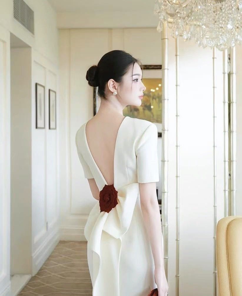 เดรส ทรงสวยมาก มีดีเทลโบหลังแต่งแต่งด้วยเข็มกลัดกุหลาบแดง สามารถถอดออกได้ น่ารักสุด สวยลงตัว หรูหรามาก ชุดมีซับในอย่างดี หน้าอกมีฟองน้ำ มีซิบด้านหลัง ด้านหลังมีผ่ากระโปรงให้ดูสวย เดินง่าย ใส่เที่ยว ออกงาน ดินเนอร์ งานแต่ง ปาตี้กับเพื่อน ปัง ปัง ปัง ช้าไม่