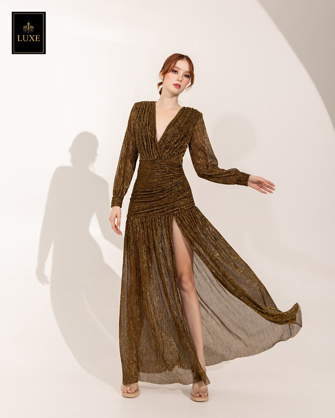 Label : LUXE แม็กซี่เดรสเสื้อคอวีป้าย แขนยาวเสริมไหล่ กระโปรงจับเดรปย่นเข้ารูปตรงสะโพก ต่อชายกระโปรงบาน ผ่าหน้าขา ทำจากผ้าราเม่อัดพลีทผสมดิ้นเมทัลลิก ผ้านุ่ม ยืดหยุ่น ใส่สบาย เล่นแสงสวย มีซิปซ่อนและซับในเต็มตัวค่ะ