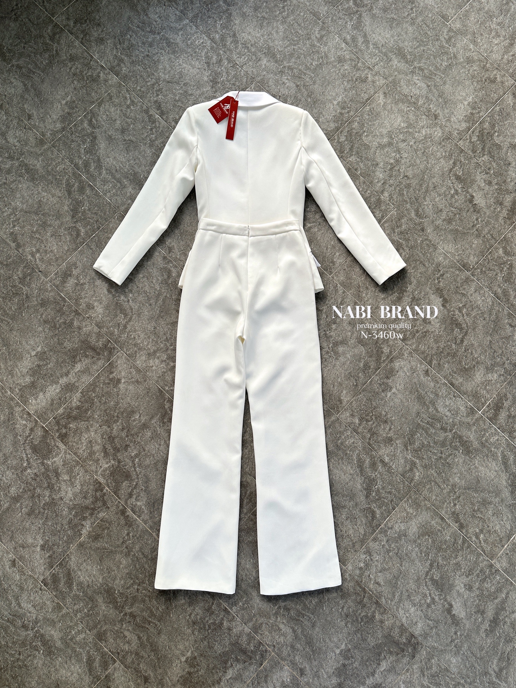 Set สูท2ชิ้น เสื้อแขนยาว+กางเกงขายาว ดีเทลเรียบหรู เสื้อคอปกเงาๆ ดูแพงมาก กระดุมสองเม็ด มีกระเป๋าสองข้างใช้งานได้จริง กางเกงทรงเองสูงนิดนึงกระบอกเล็ก มีเส้นด้ายตรงกลาง มีซัปในทั้งตัว ผ้าหนา นุ่ม ใส่สบายมาก ทรงเกร๋ เข้ารูป ทันสมัย ใส่แล้วดูผอมเพรียว ผ้าดี