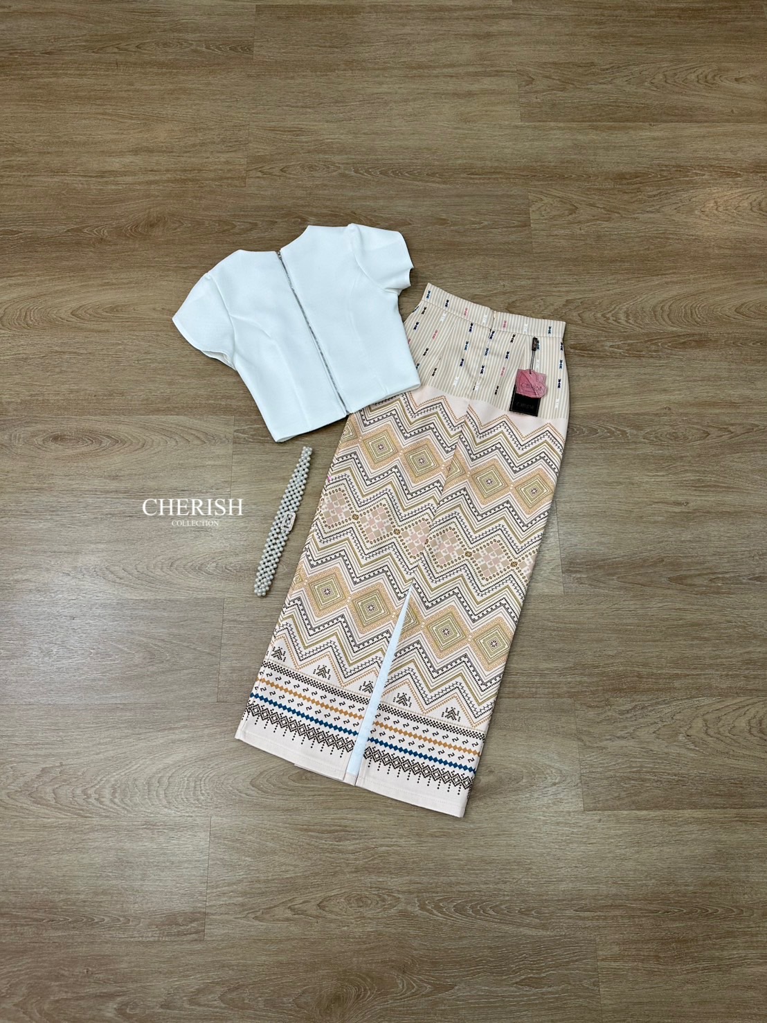 เช็ท 3 ชิ้น ชุดงานบุญ ชุดไทยหรือจะใส่เป็นธีมชุดเพื่อนเจ้าสาวก็เหมาะ ใส่ได้ทุก เทศกาล ดีเทล เสื้อคอกลม ซิปหลัง แต่งกระดุมเรียง เสื้อแขนทรงป้ายเสริมซับในอย่างดี ใส่คู่ผ้าถุงพิมท์ลาย เนื้อผ้าใส่สบาย มีเข็มขัด ไม่ว่าจะออกงานไหน ก็สวยยืนหนึ่งค่ะ