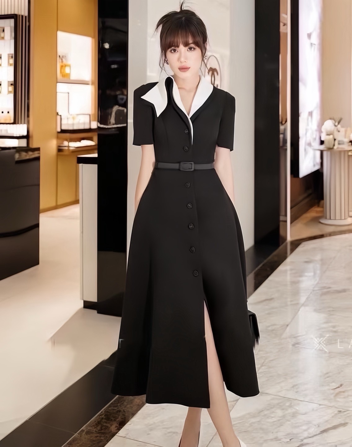 เดรสตังยาวสีดำ มาในทรงคอปกทูโทนตั้งสวยสง่า ดีไซน์สวย หรู old money ดูแกรมมากๆค่า ต้องมีเลยค่า