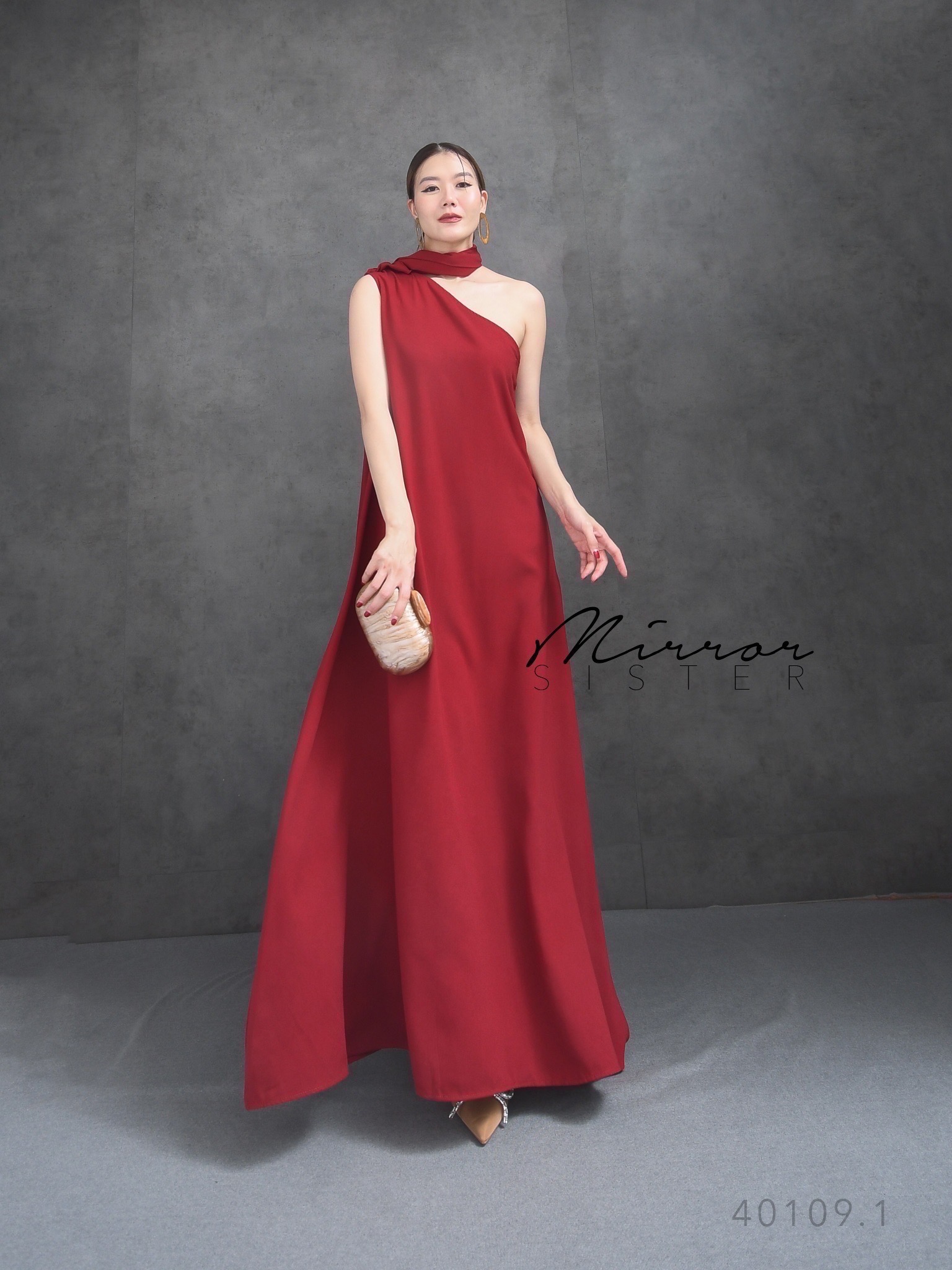 MiRRoRSiSTER's LaPLeX MaXiDReSS•• แมกซี่เดรสแขนกุดไหล่เดียว แพทเทรินทรงสวยมากทรงAปล่อยยาว มีดีเทลหางยาวสามารถนำมาพันที่คอหรือจะปล่อยไปด้านหลังก็สวยเก๋ ช่วงไหล่แต่งกระดุมมุกสีทอง เนื้อผ้าดีทิ้งตัว ใส่สวยหรูให้ความลัคชูว์แน่นอน