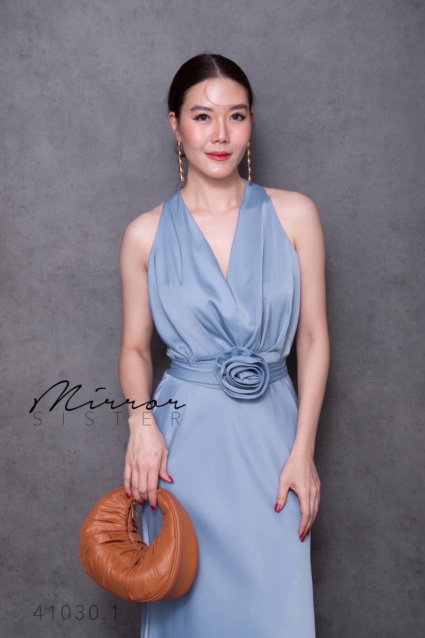••MiRRoRSiSTER's LaBaRiS DReSS•• เดรสแขนกุดทรงสวยหรู ช่วงบนแต่งจับจีบสวยเก๋คอวี มาพร้อมสายดอกกุหลาบผูกเอวหรือผูกคอได้ตามสไตล์ ช่วงล่างกระโปรงทรงAสวยมาก เนื้อผ้าซาตินดีงามสวยหรูพรีเมี่ยม ใครใส่ก็โก้เก๋ Recommendเลยงานนี้ต้องมี.