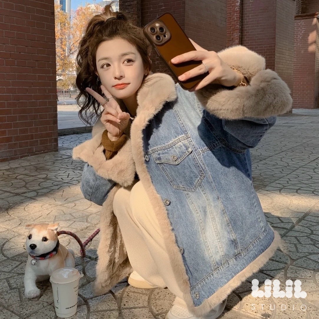 เสื้อแจ็คเก็ตยีนส์ด้านในขนนุ่มดีสุดอุ่นสุดใส่ได้2ด้านเก๋ๆ กระเป๋าข้างมืออุ่นด้วย พร้อมส่งเลยค่ะ