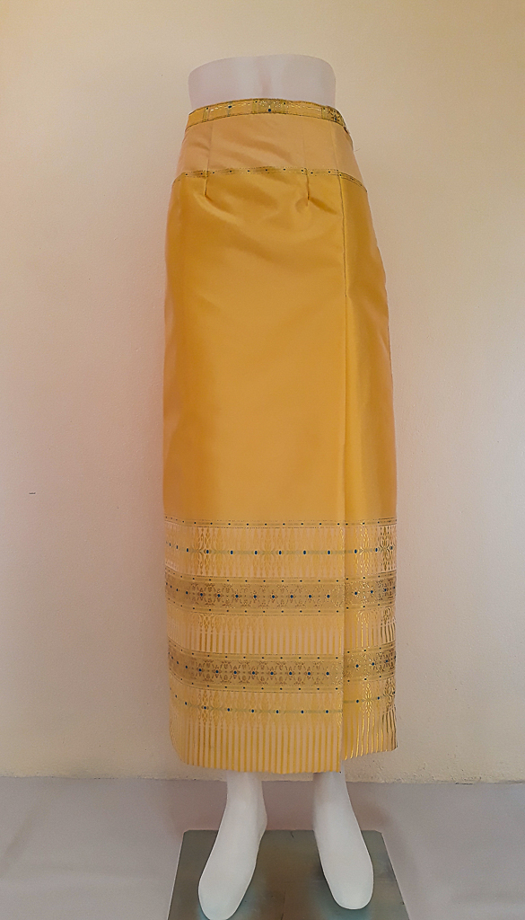 ผ้าถุงไหมสำเร็จรูป (สีเหลือทอง) งานตัดเย็บประณีต อัดผ้ากาวตามสีของผ้าถุง เนื้องานดีเกรด A (รอบเอว 32 นิ้ว)