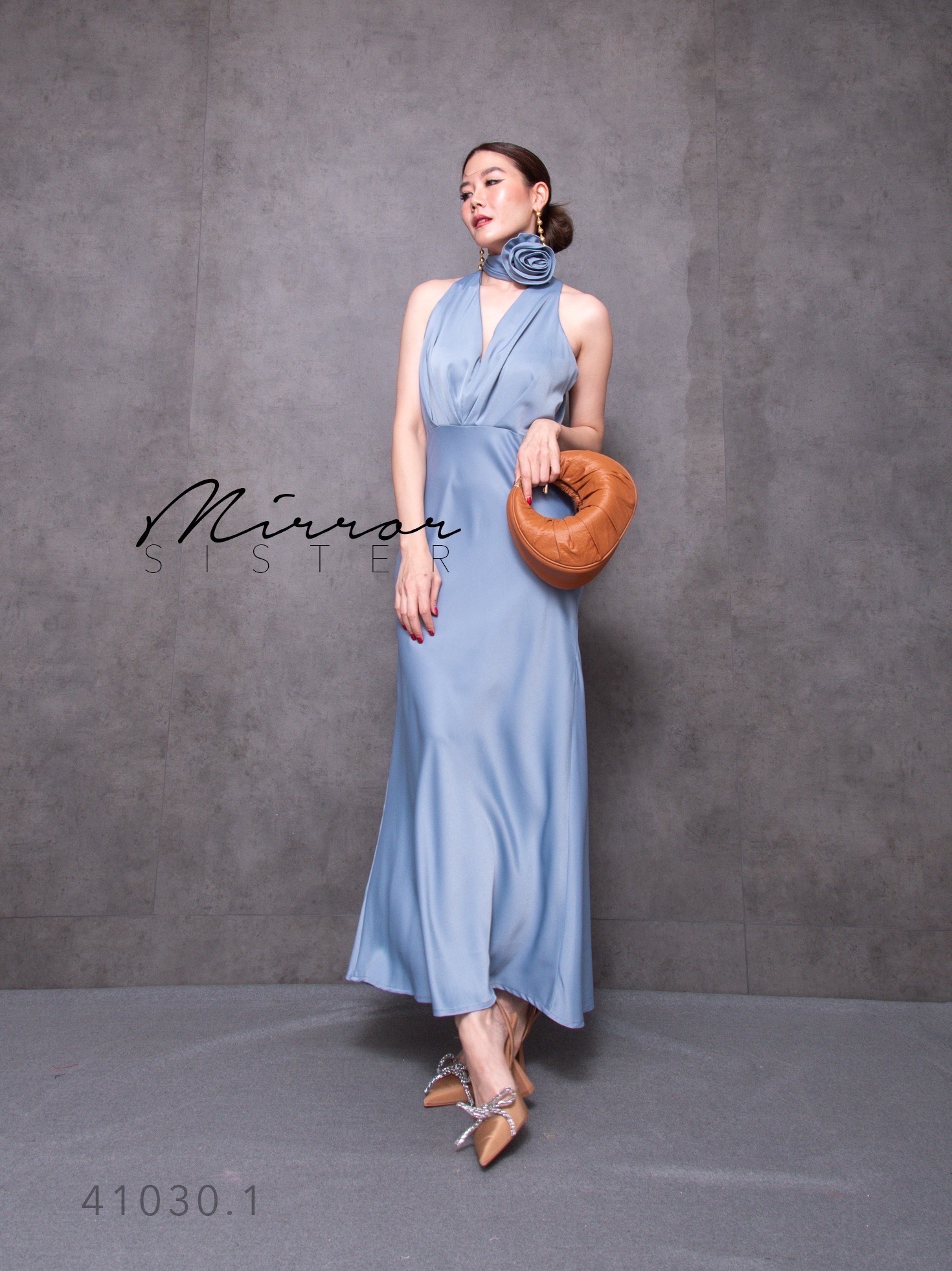 ••MiRRoRSiSTER's LaBaRiS DReSS•• เดรสแขนกุดทรงสวยหรู ช่วงบนแต่งจับจีบสวยเก๋คอวี มาพร้อมสายดอกกุหลาบผูกเอวหรือผูกคอได้ตามสไตล์ ช่วงล่างกระโปรงทรงAสวยมาก เนื้อผ้าซาตินดีงามสวยหรูพรีเมี่ยม ใครใส่ก็โก้เก๋ Recommendเลยงานนี้ต้องมี.