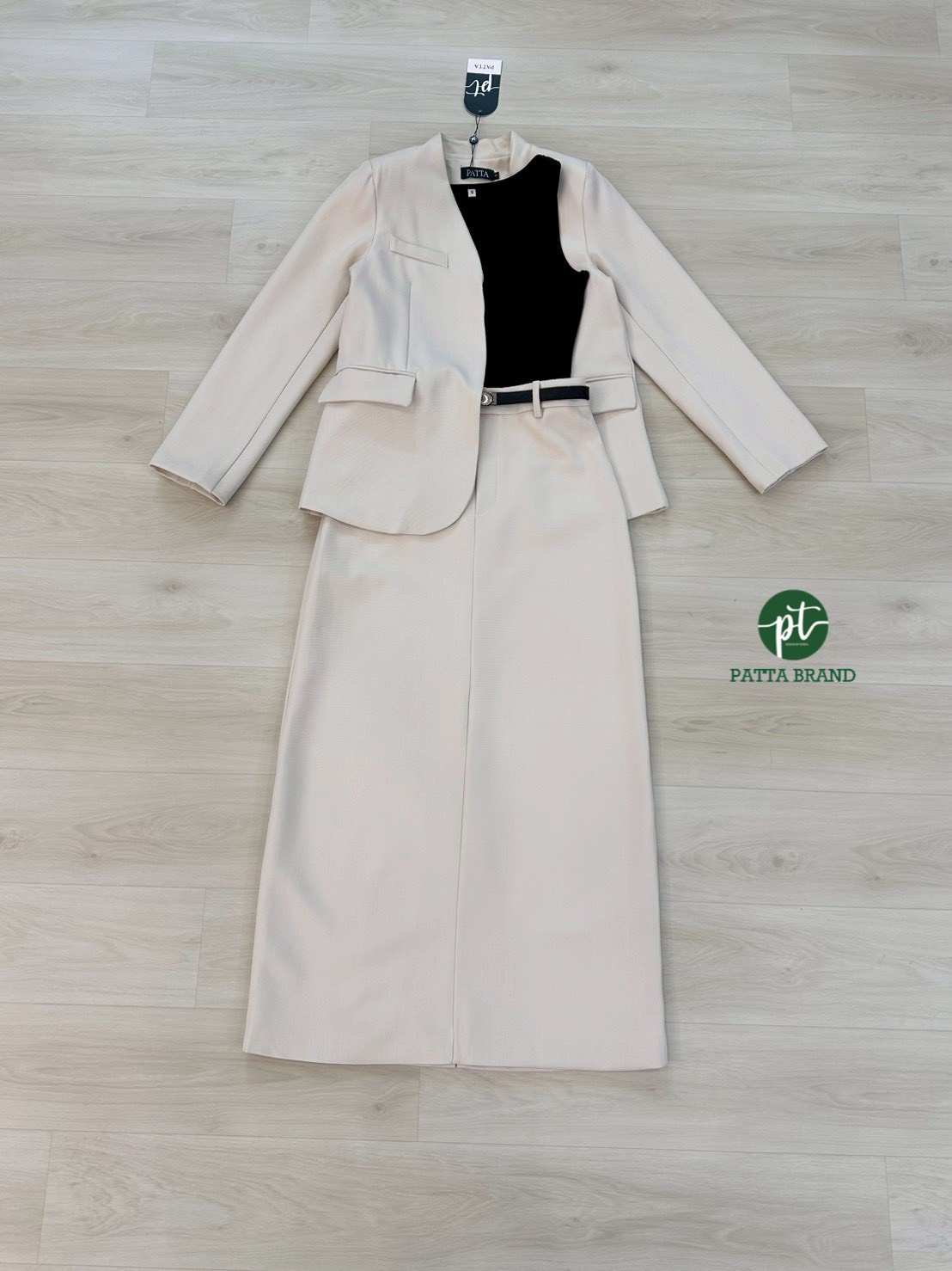 Set 3ชิ้น สุดคุ้ม เสื้อคลุมเบเซอร์แขนยาว สีครีม กระเป๋าหน้าใช้งานได้จริง มาพร้อมเสื้อกล้ามสีดำ คอกลมตัวใน เนื้อผ้ายืดหยุ่นได้ตามตัว แมทซ์กับกระโปรงยาวทรงสอบสีครีม ดีเทลแต่งผ่าหลังยาว (ซิปหลัง) ใส่คู่กับเข้มขัดสีดำเส้นเล็ก สวย เนื้อผ้าดีสุดๆ ลุคCEO ติดแกรม