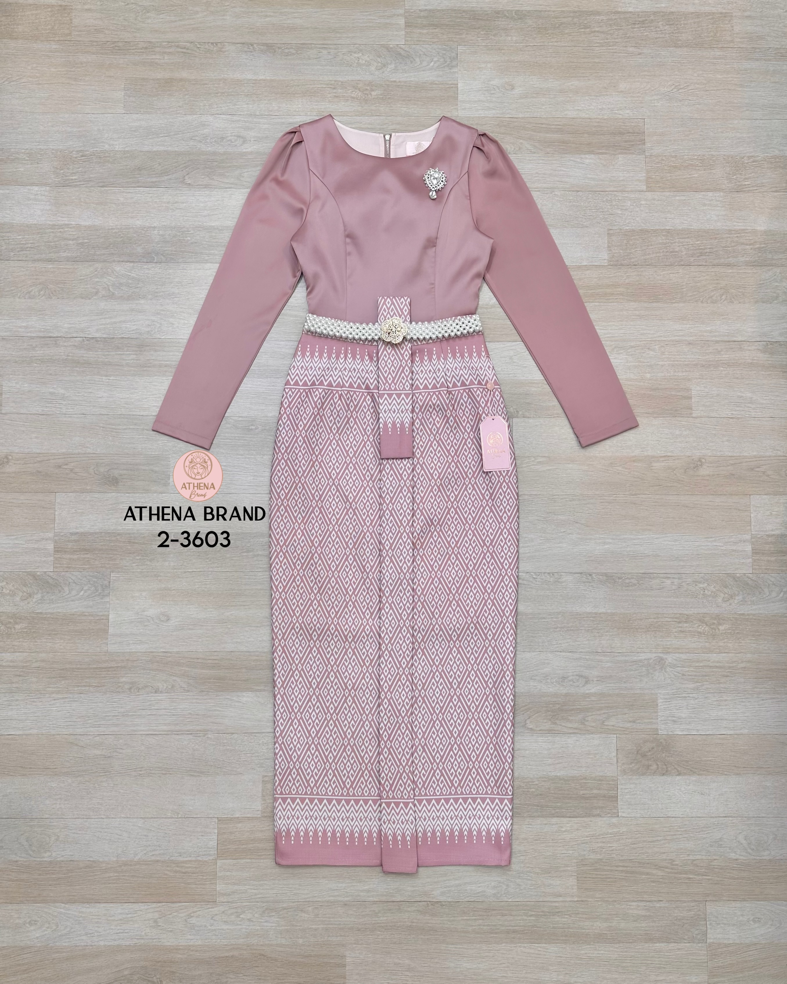 Tag 🔖 :Athena (อธีน่า) Brand Detail :: เสื้อ+กระโปรง+เข็มขัด+เข็มกลัด Set 4 ชิ้นสุดคุ้ม! เสื้อแขนยาวหน้าอกเสริมฟองน้ำจัดทรงสวย ตกแต่งเข็มกลัดเพชร(สามารถถอดออกได้) แมตช์มาคู่กับกระโปรงพิมพ์ลายแต่งทบคล้ายงานผ้าถุงสำเร็จ ชายกระโปรงด้านหลังผ่า เนื้อผ้