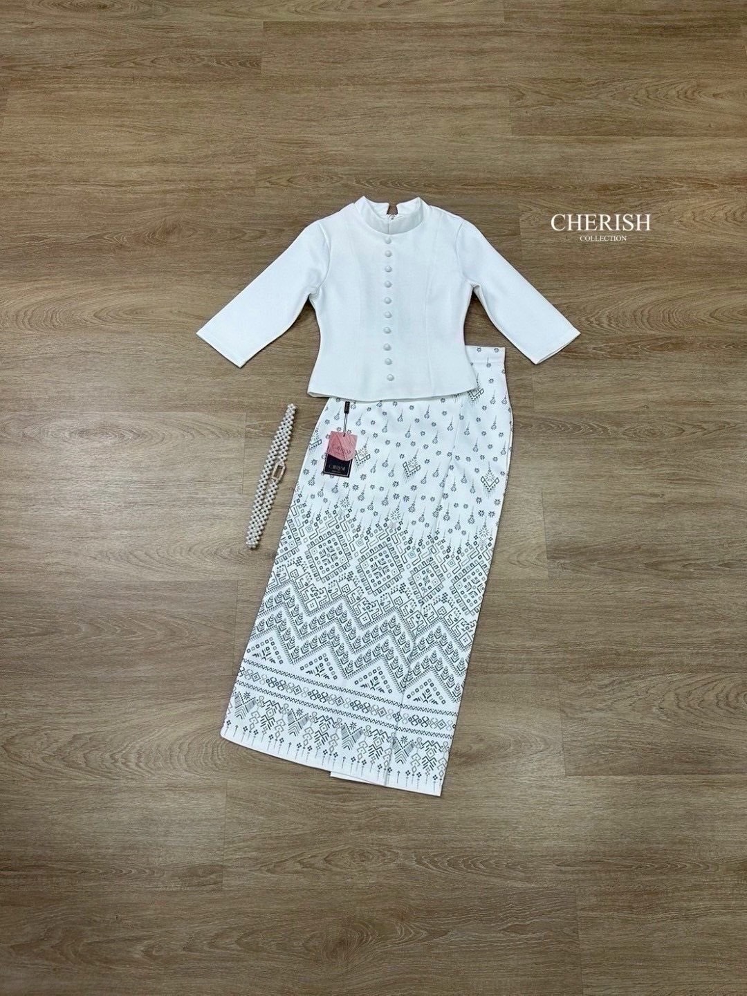 เช็ท 3 ชิ้น ชุดงานบุญ ชุดไทยหรือจะใส่เป็นธีมชุดเพื่อนเจ้าสาวก็เหมาะ ใส่ได้ทุก เทศกาล ดีเทล เสื้อคอกลมแต่งกระดุมเรียง แขน 3 ส่วน เสริมซับในอย่างดี ใส่คู่ผ้าถุงพิมท์ลาย เนื้อผ้าใส่สบาย มีเข็มขัด ไม่ว่าจะออกงานไหน ก็สวยยืนหนึ่งค่ะ