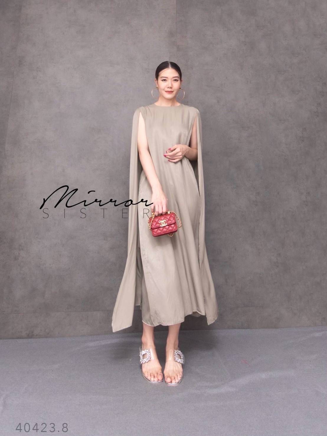 MiRRoRSiSTER’s Fenda Cape and Poncho Dress•• เดรสทรงโมเดิร์น สวยและมีความเก๋ ดีไซน์สุดชิค แพทเทรินใส่ง่าย รุ่นนี้ใช้ผ้าเปลืองมาก เนื้อผ้าสวยใส่สบายมากๆ ดีไซน์เหมือนมีผ้าคลุมไหล่อำพรางแขน ตัวเดรสเป็นแขนกุด มีซิปด้านหลัง..ใส่แล้วไม่ร้อนเพราะเนื้อผ้าเนื้อดีใ