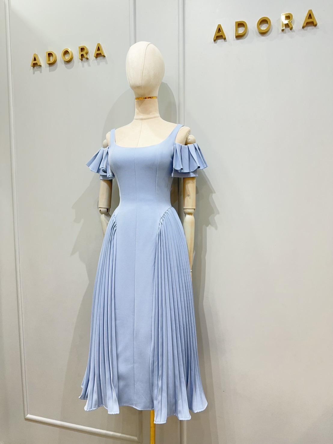 เดรสดีไซน์สายเดี่ยว แต่งดีเทลช่วงแขน ตัวเดรส ใช้ผ้าเนื้อผ้า เกรดพรีเมี่ยมทั้งตัว เนื้อผ้ามีคุณภาพ ใส่แล้วเก็บทรงดูหุ่นเพรียว แต่งดีเทลอัดพลีทด้านข้างทั้งสองข้าง งานมีซับใน งานซิปหลัง สาวๆใส่ออกงาน หรือ ใส่ทำงาน มีติดตู้ไว้ ได้ใช้หลายโอกาสเเน่นอนค่ะชุดนี้