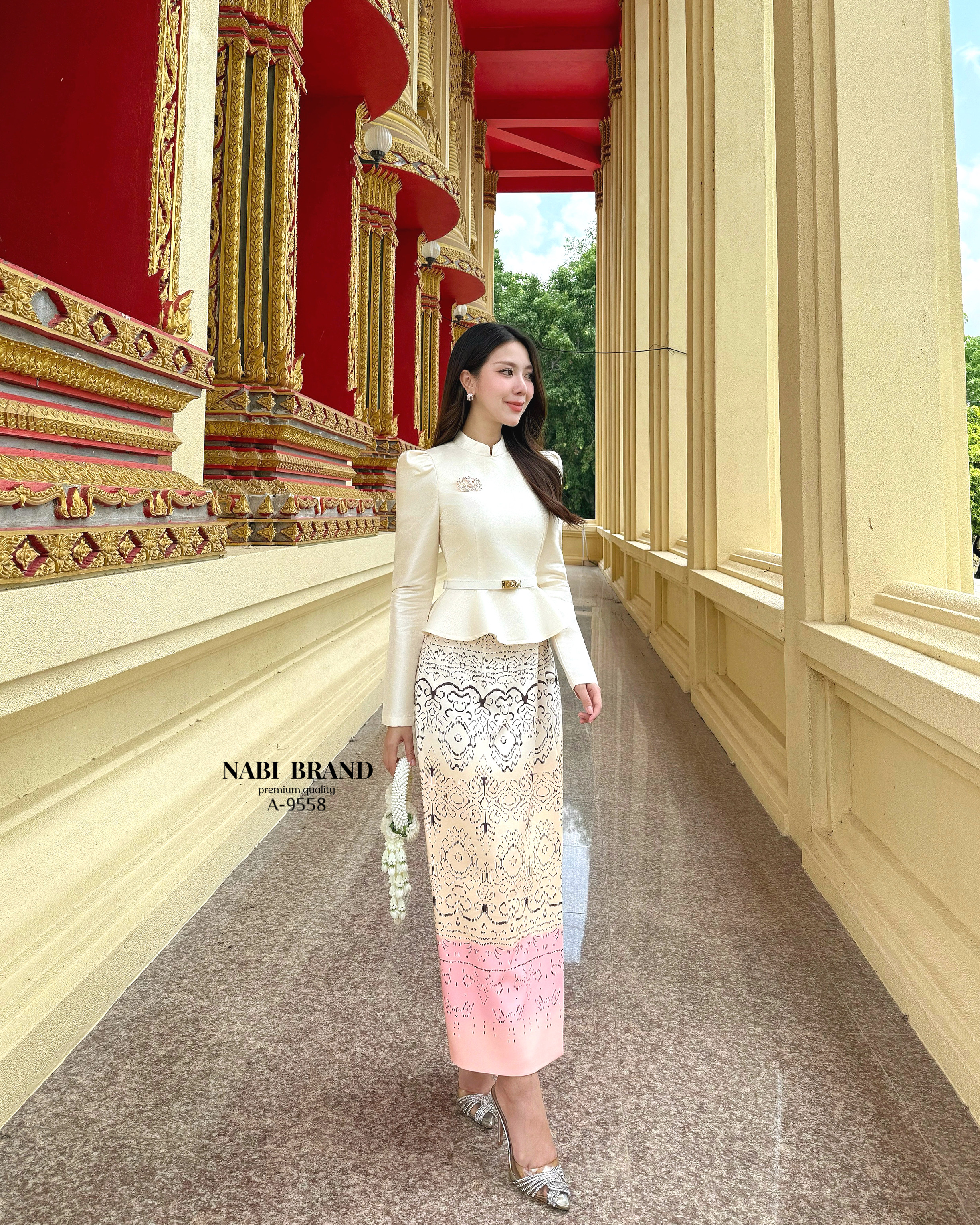 ชุดเซทชุดไทย คอลเลคชั่นใหม่ ที่คุ้มสุด ได้ถึง 4 ชิ้น 👇🏻👇🏻 💛เสื้อผ้าไหมแขนยาวสีครีม ทรงไหล่ตั้ง ปลายเสื้อแบบบาน ซิบหลัง มีซับในและฟองน้ำเสริม 💛กระโปรงพิมพ์ลายไล่เฉดสี ครีม-ชมพู ทรงสอบเข้ารูป แบบซิบหลัง มีซับใ