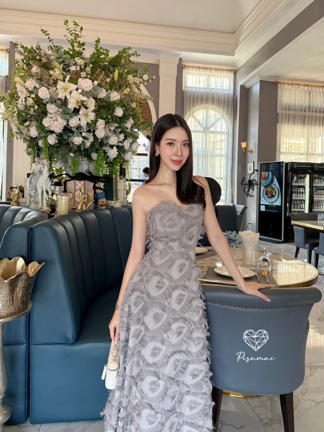 เดรสเกาะอกขนนกสีเทาตัวยาวบาน ใส่ไปงานสวยๆได้เลยค่า ราคานี้มือต้องไวเลยค่า รุ่นนี้ใส่สวย เนื้อผ้าดีมากกกกกกก ห้ามพลาดเลยค่า