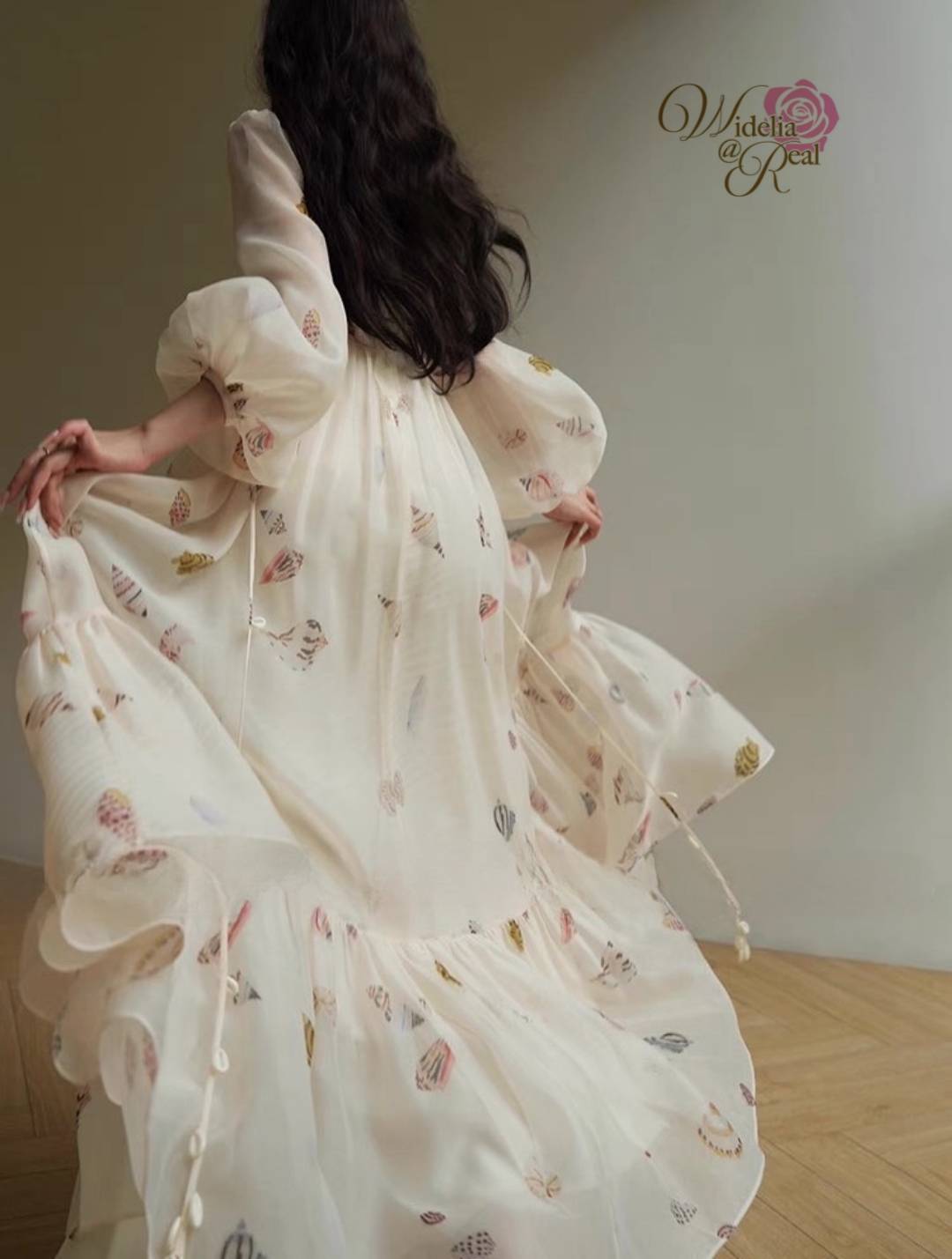 Maxi Dress แม็กซี่เดรสแขนยาวเนื้อผ้าพิมพ์ลายหอยสวยช่วงอกเย็บจีบ ประดับด้วยหอยรอบเอว ท่อนล่างกระโปรงยาวบานพริ้วสวย ใส่ง่าย ใสสบาย เนื้อผ้าอย่างดี แนะนำเลย รับรองใส่ออกมาไม่ผิดหวัง บอกเลยห้ามพลาดเด็ดขาดงานดีงานสวยจริงต้อง Widelia @ Real