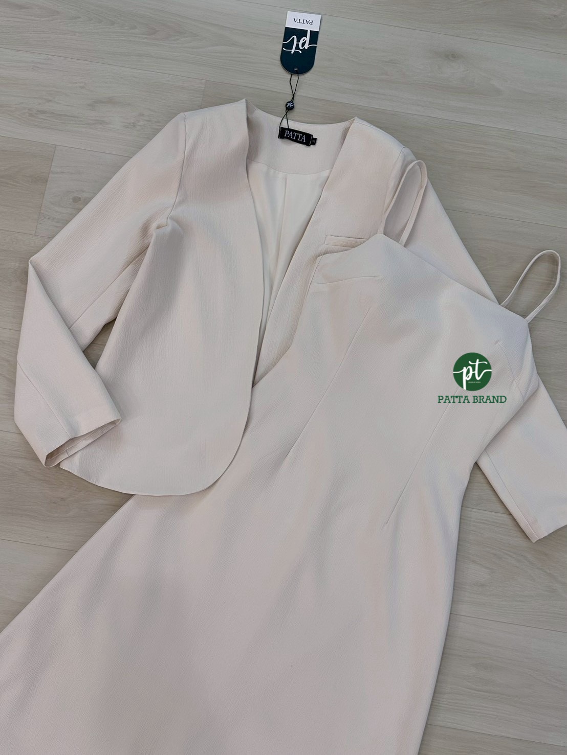 เซต2ชิ้น สีครีม เสื้อคลุมสูทแขนยาว ดีเทลแต่งกุ้นขอบกระเป๋า มาคู่กับเดรสสายเดียวยาว ( อกเสริมฟองน้ำ) ซิปหลัง ซัปในทั้งตัว ดีไซน์สวย คุ้มสุดๆ มาพร้อมกับกระโปรงยาวทรงสอบ และดีเทลผ่าหลังดีไซน์สวย