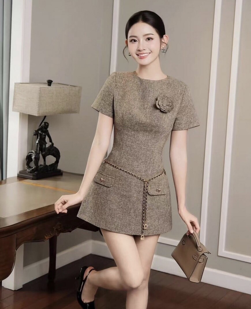 เดรสทรงเข้ารูป แต่งเข็มขัดโซ่ทอง – ลุคสาวหวานเรียบหรู ดูแพงทุกองศ