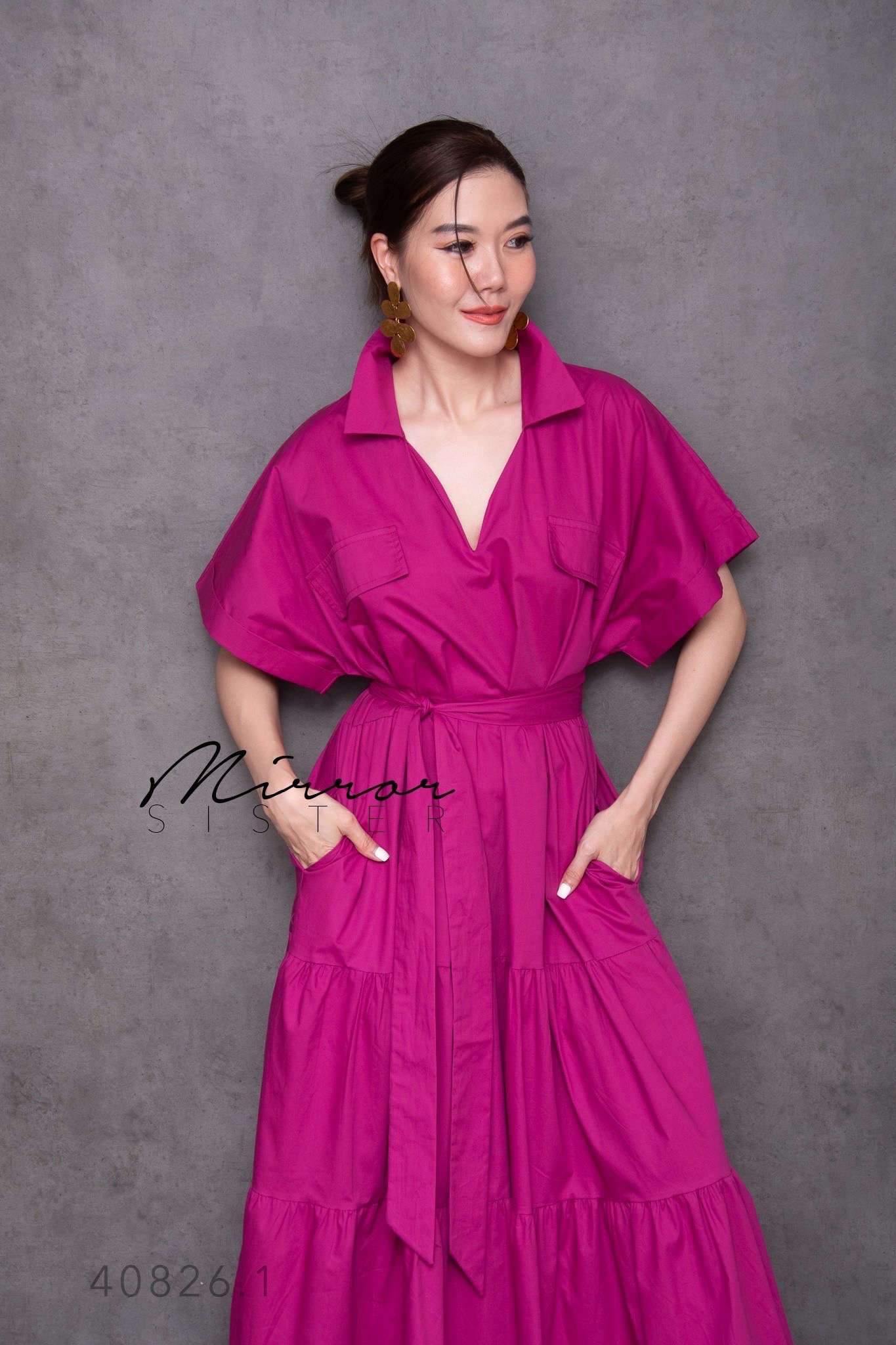 MiRRoRSiSTER's KANNi MaXiDReSS•• แมกซี่เดรสเชิ้ตสวยสะพรึง..!! ช่วงบนเป็นเชิ้ตทรงโคร่งคอวีแขนสั้น แต่งกระเป๋าคู่มีฝาปิด2ข้างช่วงอก ช่วงล่างเป็นกระโปรงต่อผ้าทรงบานย้วย มีเชือกให้ผูกเอวเพื่อความเข้ารูปตามไซส์ที่ต้องการ เนื้อผ้าpremium ใครใส่ก็สวย โดดเด่