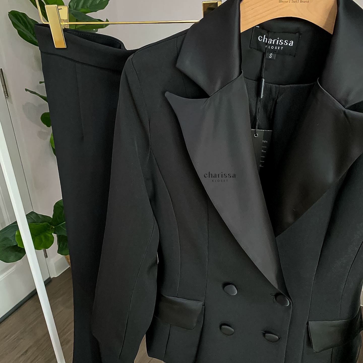 setเสื้อเบเซอร์และกางเกงขายาว เรียบหรู เสื้อสูทแต่งปกผ้าเงาให้ดูเด่น ออกแบบกระเป๋าให้ใช้งานได้จริง ตัวกระดุมใช้ผ้าเดียวกับปกเสื้อ แมทช์กันออกมาได้สวยดูแพงสุดๆไปเลยจ้า ส่วนกางเกงทรงเข้ารูปบานปลายเล็กน้อย