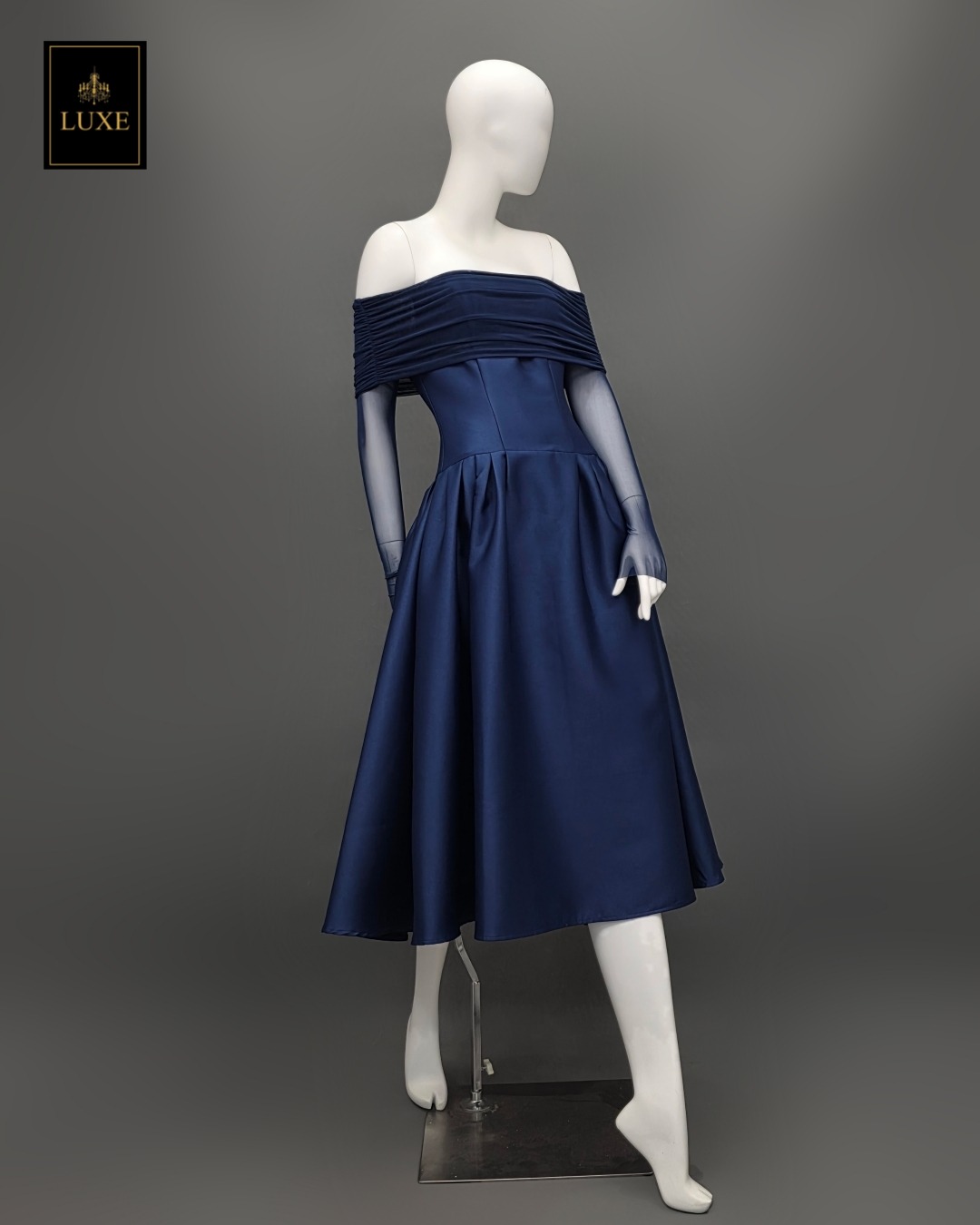 Label : LUXE ☑️ เดรสเสื้อแขนยาวเปิดไหล่ กระโปรงยาวคลุมเข่า แขนเสื้อซีทรู ☑️ ตัวชุดทำจากผ้าไหมดัตเชส แขนเสื้อทำจากผ้าเน็ตเนื้อนุ่มยืดหยุ่น ☑️ คัทติ้งประณีต มีซิปซ่อนและซับใน