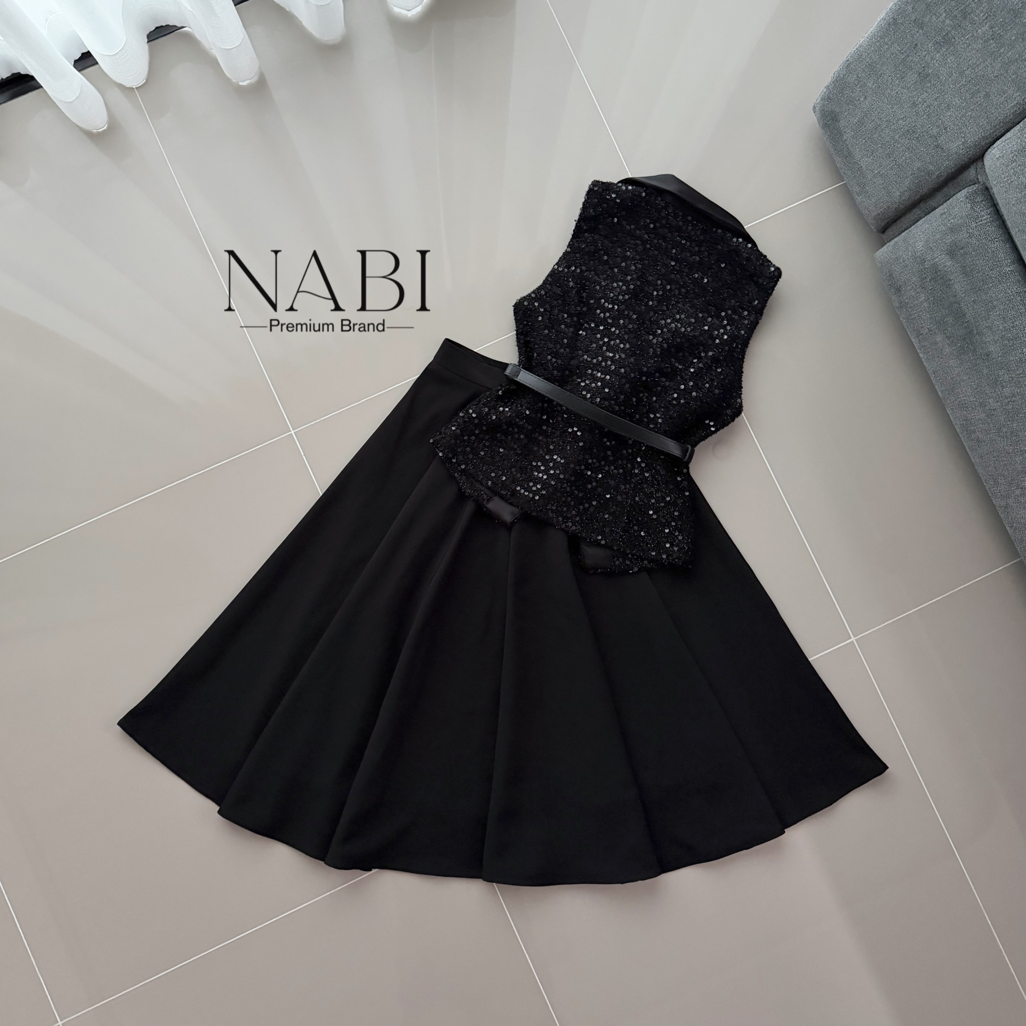 Detail :: Set 3 ชิ้น เสื้อมผ้าทวิส กริตเตอร์แขนกุด แต่งปกเงากระดุมเงา มาพร้อมกระโปรงผ้าสูทพริ้วๆ ซิบหลัง ชุดมีซับในและฟองน้ำอย่างดี เข้าเซทกับเข็มขัดหนัง เสริมลุคสาวๆ ให้ดูมีสง่าราศี ดูดีได้ทุกวัน ใส่ออกงาน ใส่ทำงานได้เลย ผ้าเกรดดี งานว้าวมาก คอนเฟิร์ม ใค