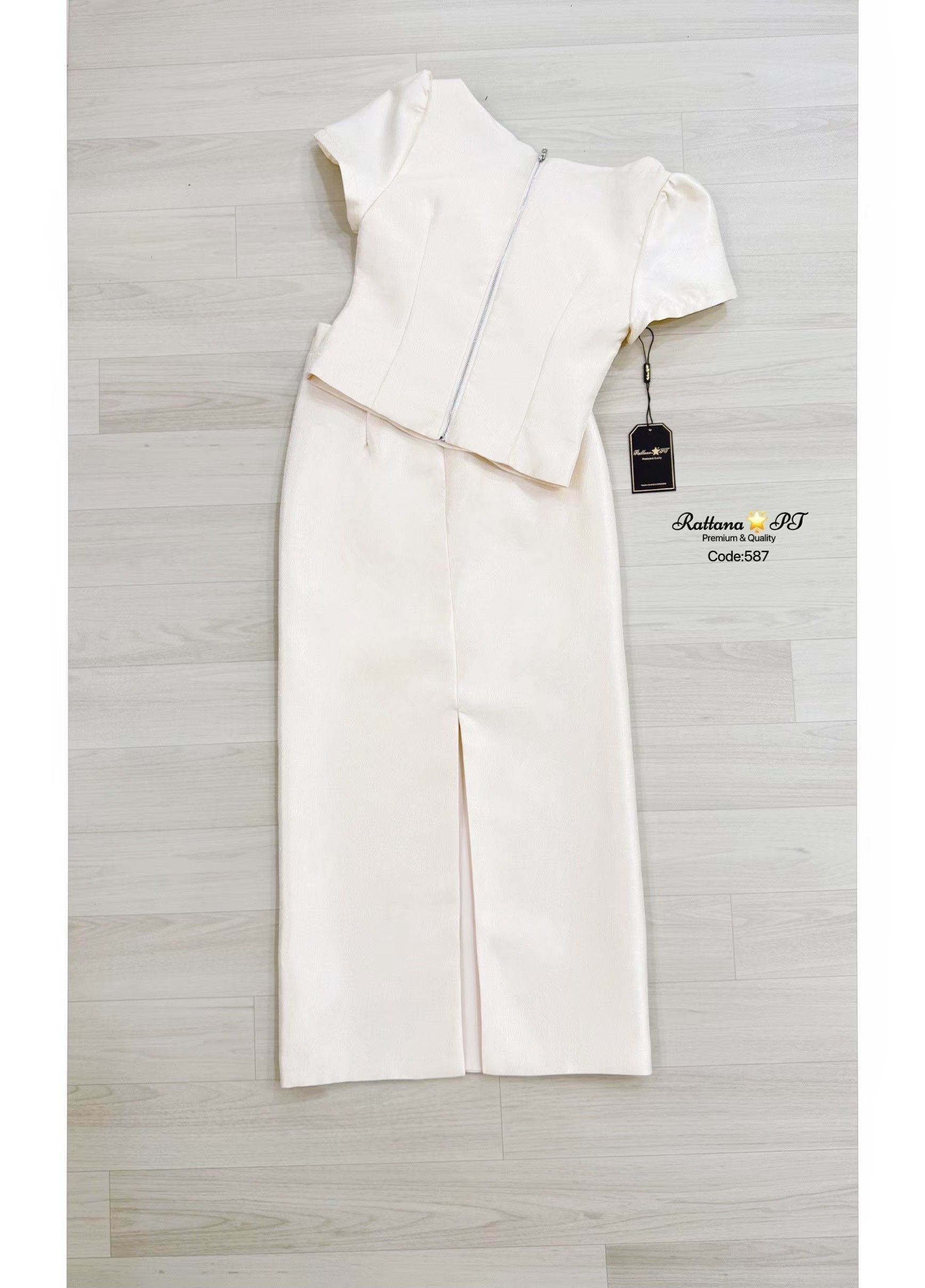 ชุดเซต เรียบหรูดูแพง เนื้อผ้าดีมาก เสื้อแต่งกระดุมด้านหน้า มีเข็มกลัดดอกไม้ติดที่หน้าอก สามารถถอดออกได้ หน้าอกมีฟองน้ำ มีซับในทั้งชุด มีซิบด้านหลัง จะใส่ไปงานบุญ งานบวช งานแต่ง ชุดนี้เหมาะสมมาก หรอใส่ออกงาน ดูดีมาก🤍🤍