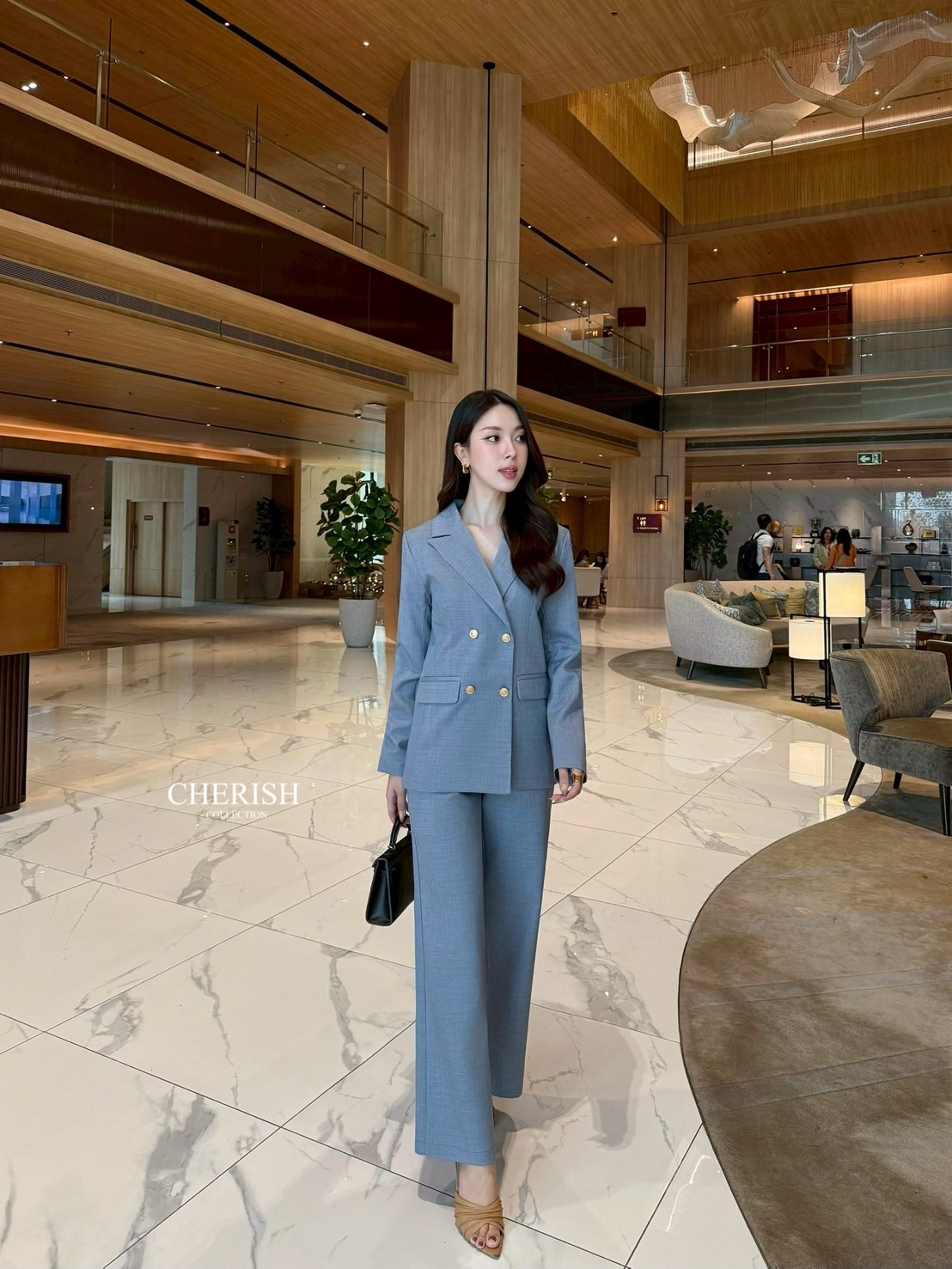 Setsuit เสื้อ+กางเกง ลุค CEO เรียบหรู ดูทันสมัย ทรงสวย ใช้ผ้าดี ใส่สบาย ตัวเสื้อสูทแต่งกระดุมทองมีกระเป๋า พร้อมซับในทั้งตัว มาพร้อมกับกางเกงขากระบอก มีกระเป๋า 2 ข้าง เซตนี้จะใส่ทำงาน