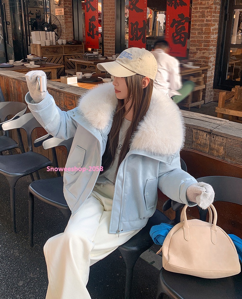 แค่ใส่ก็ได้ลุค “Luxury Winter Girl” แจ็คเก็ตดาวน์ปกขนเฟอร์ ทรงโอเวอร์ไซส์สุดเก๋ กันหนาวติดลบได้จริง ใส่ถ่ายรูปก็สวยปัง! มี 6 สี เลือกแมทช์ได้ทุกสไตล์