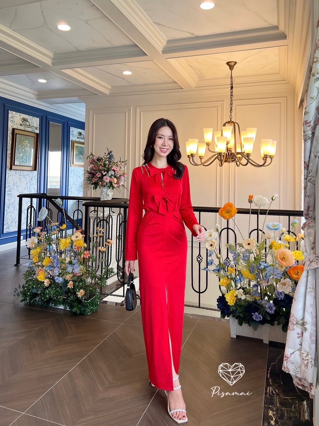 เดรสสีแดงแขนยาวแต่งโบว์ช่วงหน้าอก ทรงผ่าหน้าทรงเข้ารูปทรงยาว สวย หรู ดูแพง คุ้มมากๆค่า ใส่เข้าเซ็ตคือดีมากค่าใส่vacayถ่ายรูปกับแก๊งค์เพื่อนๆไม่มีผิดหวังเลยค่า