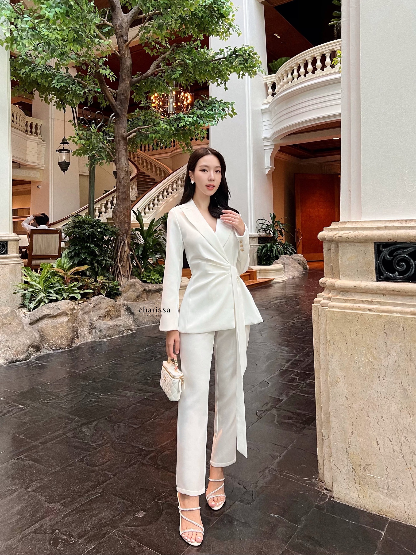 Set suit 2 ชิ้น เสื้อสูททรงทันสมัยออกออกแบบให้มีทรงยาวเข้ารูป แต่งจับจีบเพื่อให้ดูผอมเพรียม ด้านในเสื้อติดแป๊ก2 เม็ด มีเสริมบ่าบางๆเพื่อให้เป็นทรงสวย มาพร้อมกับสายผูกเอวเย็บติดด้านหน้า ปลายแขนด้านหลังแต่งกระดุมสีทอง 2 เม็ด ส่วนกางเกงเป็นทรง9 ส่วนซิปหลังกร