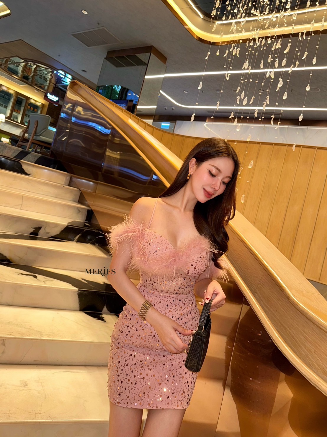 มินิเดรสสายเดี่ยวทรงเกาะอกแต่งขนนกแขนดีเทลปาดไหล่ดีไฮโซแอบเซ็กซี่เก๋ๆช่วงตัวแต่งซีทรูแบบไม่โป๊มากเดรสทรงเข้ารูปงานผ้าแต่งวิ้งในตัวสวยเก๋ผ้าไม่คันนะคะงานมีซับในและซิปหลัง ใครมองหาชุดเซ็กซี่สวยๆแนะนำชุดนี้เลยคะ ใส่สวยน่ารักดูดีมากๆใส่ออกงานออกเดทต้องมีแล้วค