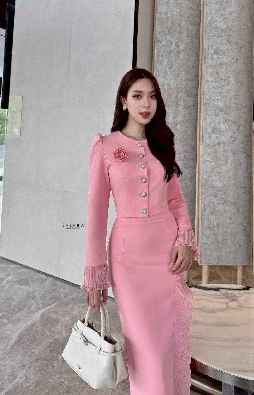 set 2 ชิ้นเสื้อสีเหลืองแขนยาวกระดุมหน้า ปลายแขนแต่งระบาย ตัดเย็บอย่างดีมีซับใน + เข็ดกลัดดอกไม้ + กระโปรงยาวเนื้อผ้าเดียวกันแต่งระบายด้านหน้า สวยลัคชู ใส่ไปไหนก็รอดค่ะ